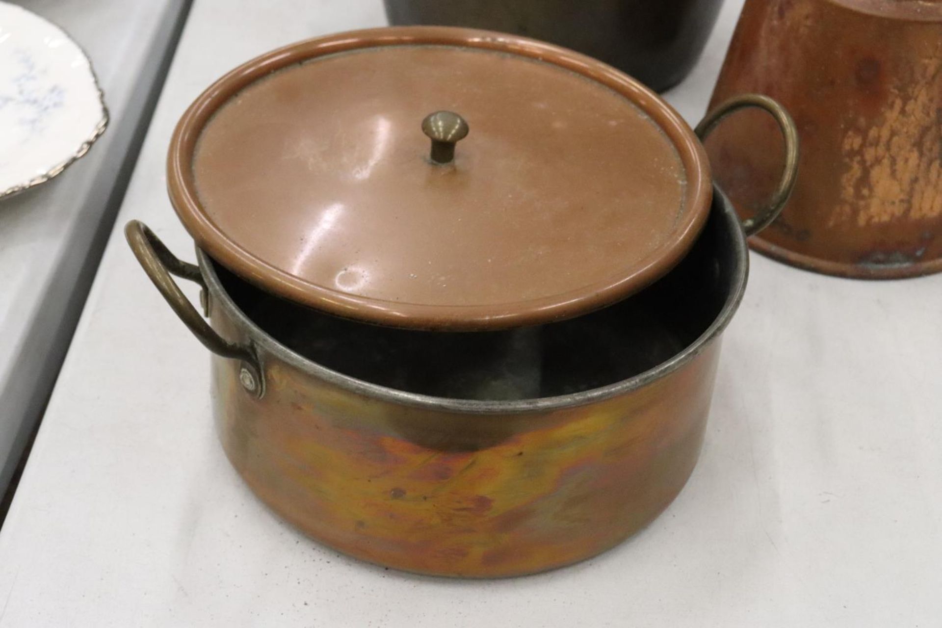 A COLLECTION OF VINTAGE COPPER ITEMS TO INCLUDE A KETTLE, PANS AND A JUG - Image 6 of 9