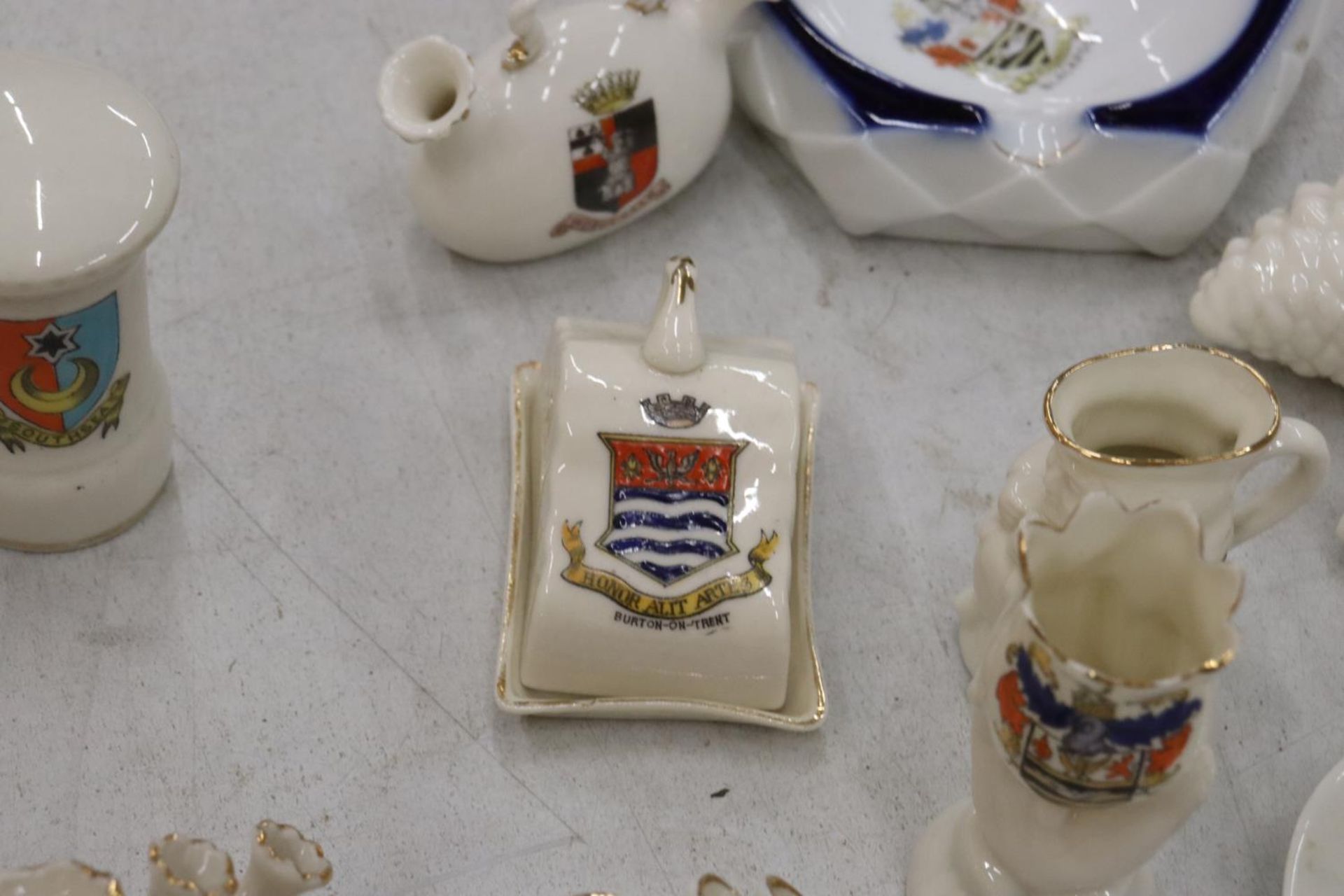 A COLLECTION OF VINTAGE CREST WARE - Image 18 of 18