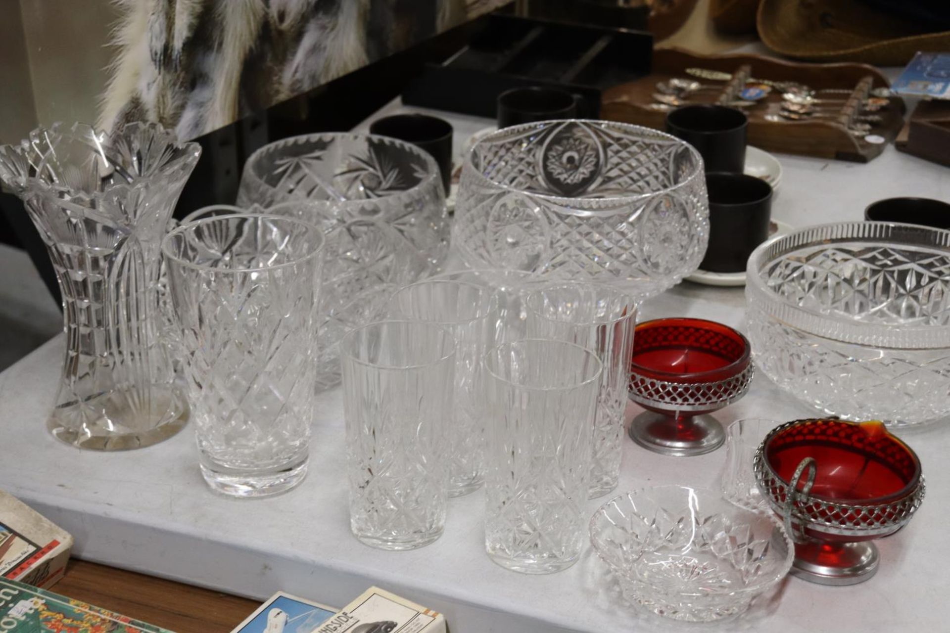 A LARGE QUANTITY OF GLASSWARE TO INCLUDE BOWLS, VASES, TUMBLERS, ETC PLUS SIX MEAKIN CUPS AND - Image 2 of 5