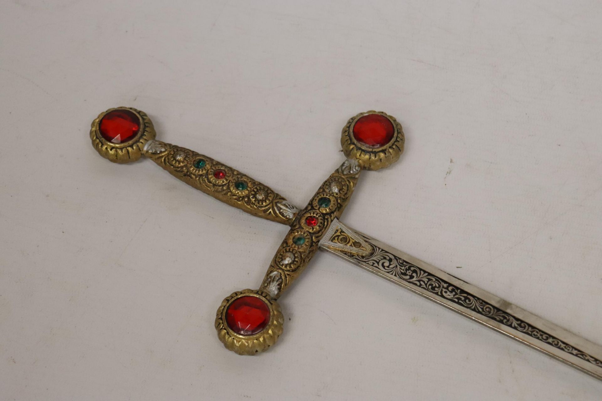 A SPANISH JEWELLED ORNAMENTAL SWORD MADE OF TOLEDO STEEL, LENGTH 31 INCHES - Image 2 of 5