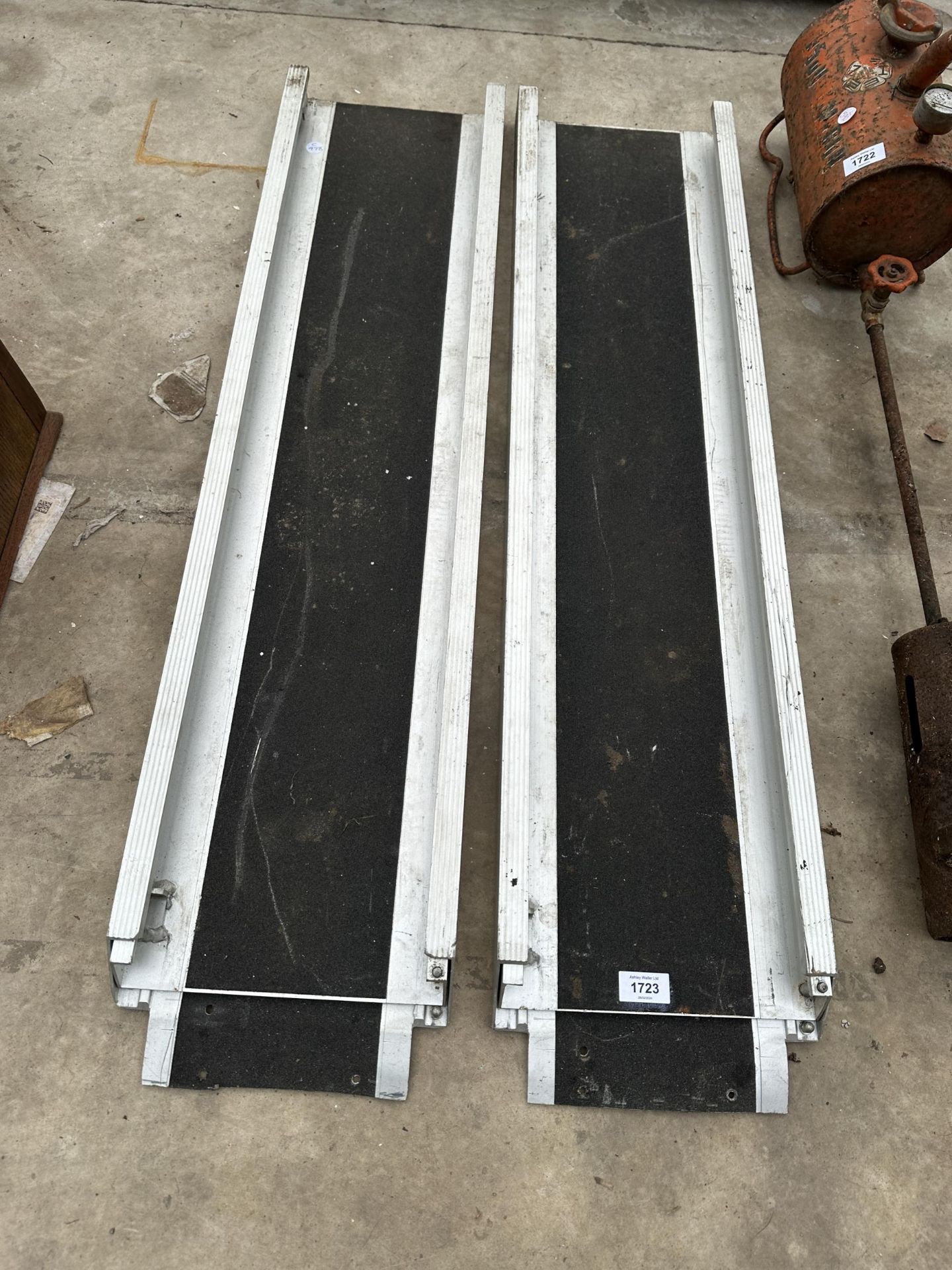 A PAIR OF ALUMINIUM EXTENDING MOBILITY SCOOTER RAMPS - Image 4 of 4