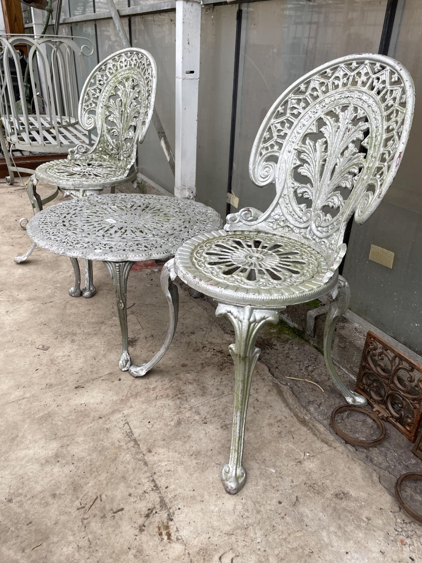 A CAST ALLOY PATIO SET COMPRISING OF TWO CHAIRS AND A ROUND COFFEE TABLE - Bild 4 aus 4