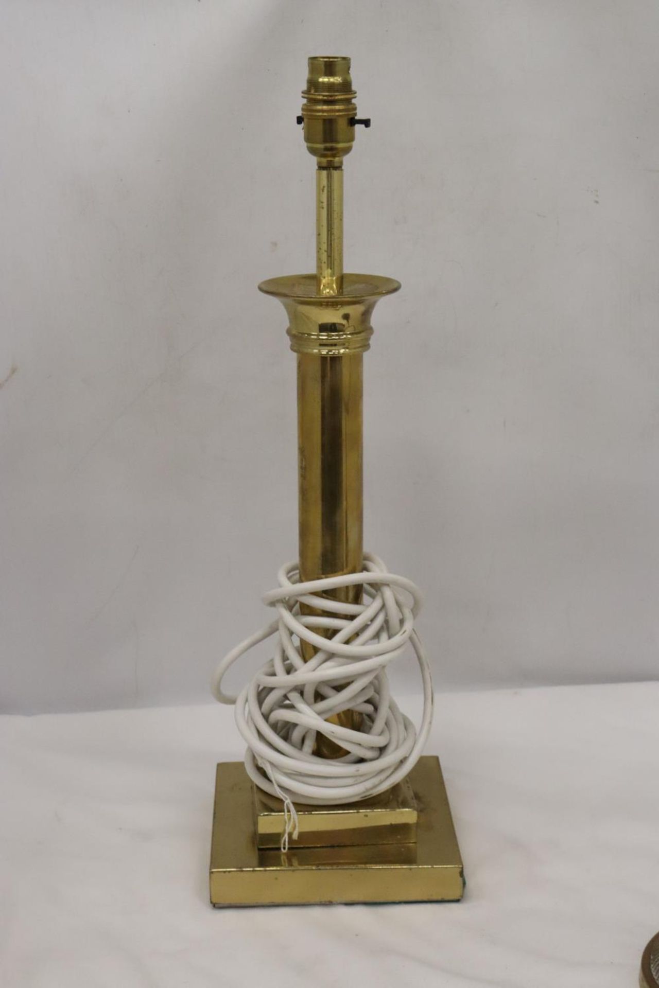 A BRASS BANKER'S LAMP AND BRASS PEDESTAL LAMP - Image 3 of 5