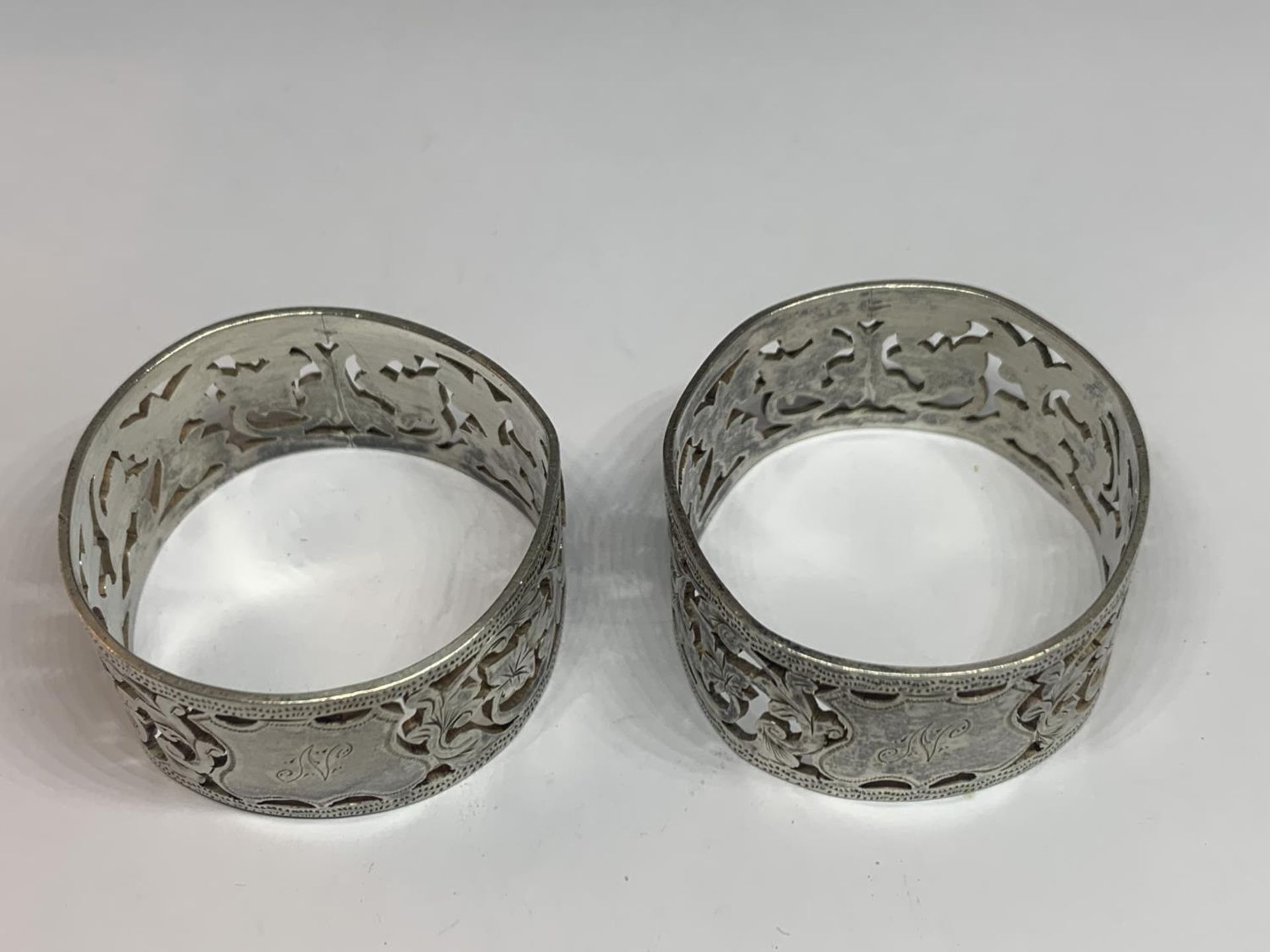 A PAIR OF HALLMARKED BIRMINGHAM SILVER NAPKIN RINGS ENGRAVED N GROSS WEIGHT 48.06 GRAMS - Image 2 of 3