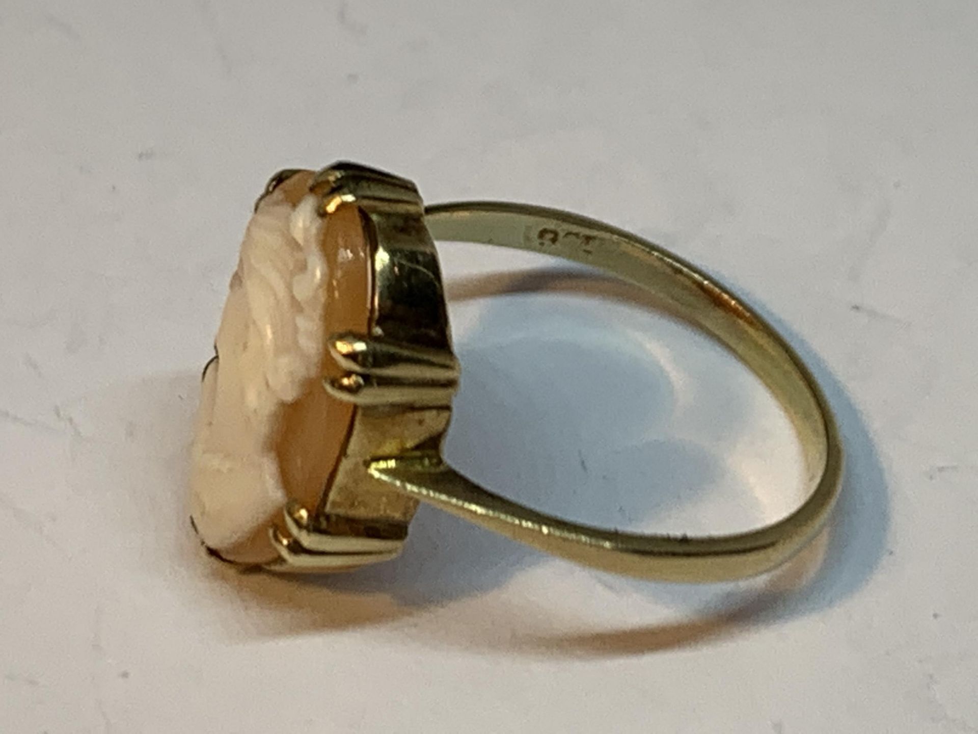 A 9 CARAT GOLD CAMEO RING SIZE Q/R - Image 2 of 3