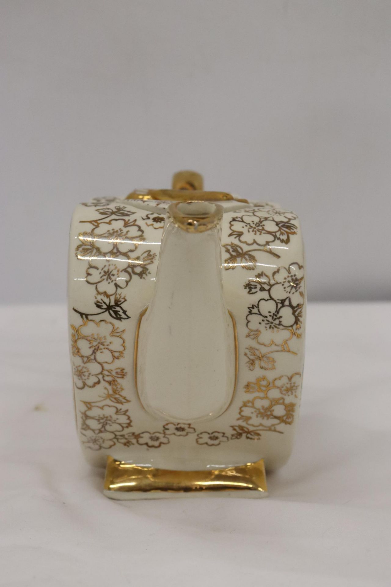 A VINTAGE HEARTSHAPED TEAPOT LINGARD WEBSTER "KEY TO MY HEART" - Image 4 of 6