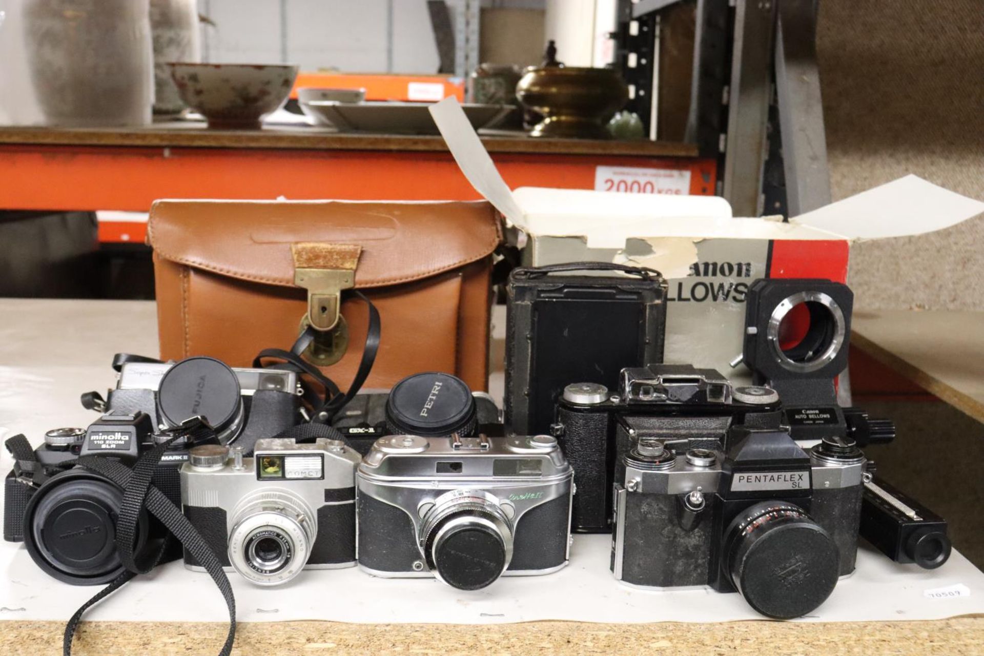A COLLECTION OF VINTAGE CAMERAS TO INCLUDE PETRI GX-1, RICOH SUPERSHOT 24, MINOLTA 110 ZOOM SLR,