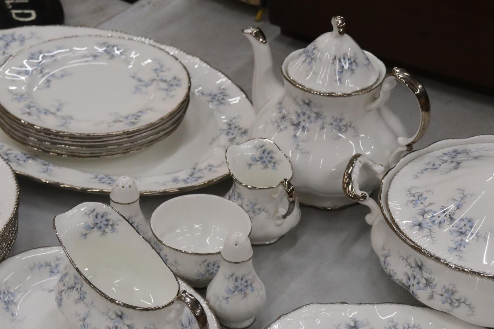 A PARAGON 'BRIDES CHOICE' DINNER SERVICE TO INCLUDE SIX OF EACH, DINNER, SALAD, SIDE PLATES, CUPS - Image 9 of 12