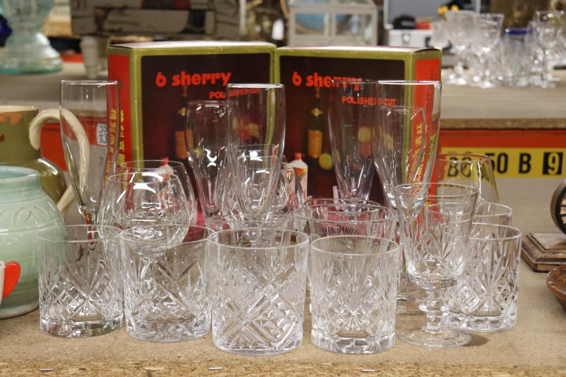 A QUANTITY OF GLASSES TO INCLUDE WHISKY TUMBLERS, BOXED SHERRY GLASSES, CHAMPAGNE FLUTES, BRANDY