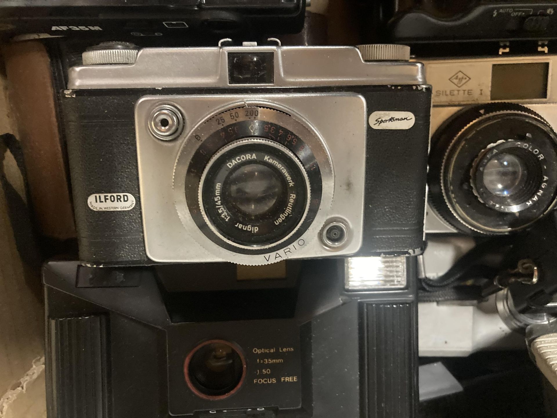 A LARGE QUANTITY OF VINTAGE CAMERAS TO INCLUDE CANON, ENSIGN, KODAK BROWNIE, ETC - 26 IN TOTAL - Image 3 of 7