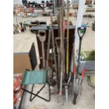 AN ASSORTMENT OF GARDEN TOOLS TO INCLUDE FORKS, RAKES AND SHEARS ETC