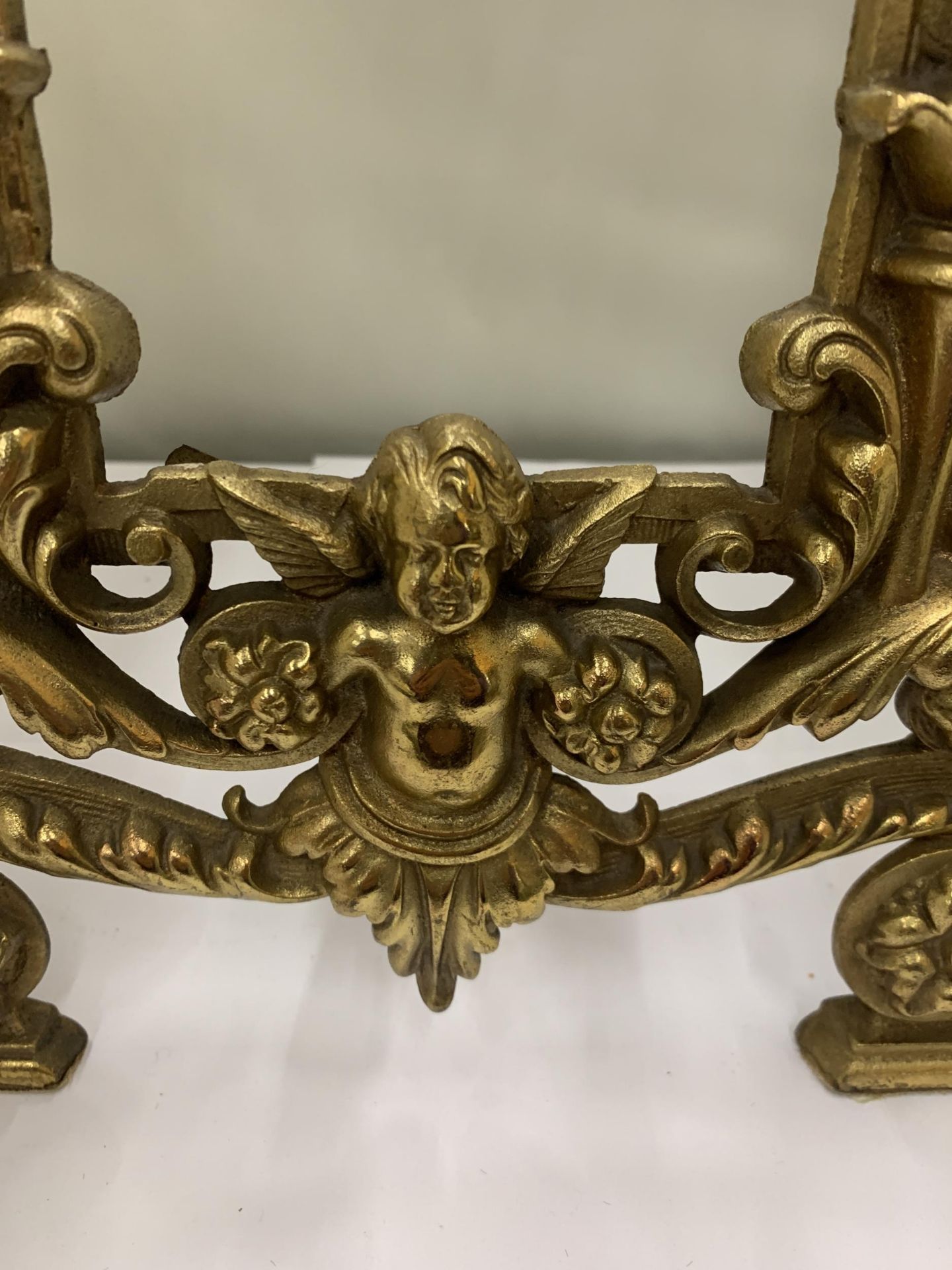 A DECORATIVE HEAVY BRASS FRAME WITH CHERUBS - Image 3 of 5