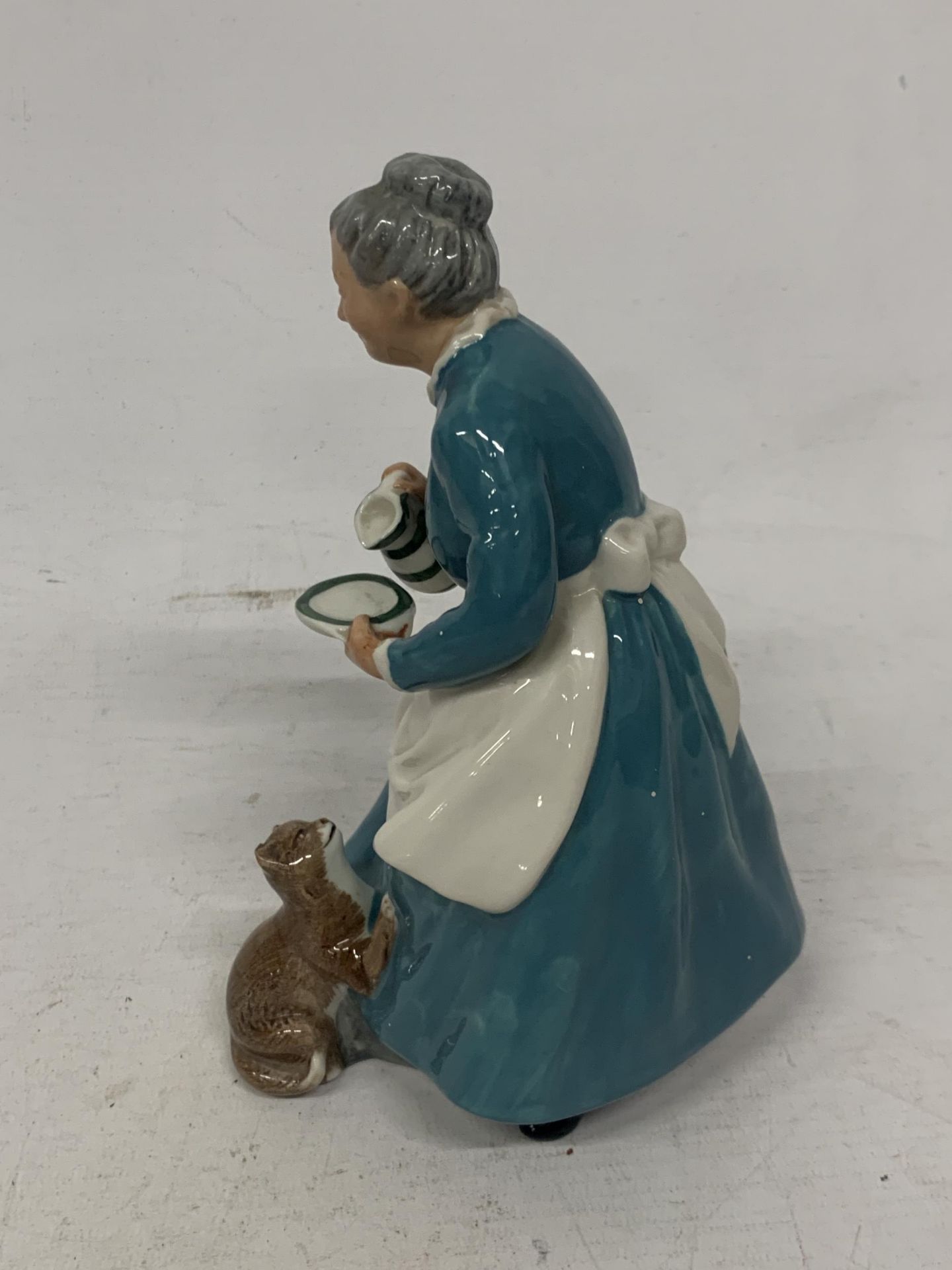 A ROYAL DOULTON FIGURE THE FAVOURITE HN2249 - Image 3 of 4