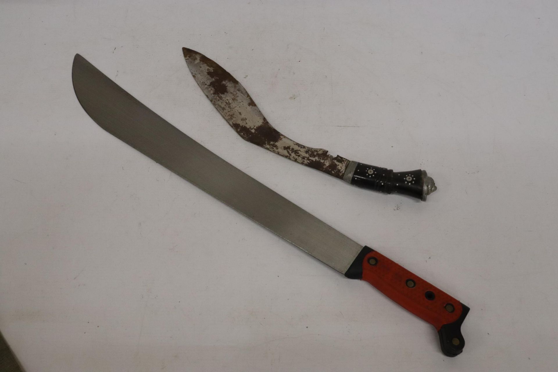 A VINTAGE GURKAH KUKRI KNIFE AND A MACHETE, BOTH IN SHEATHS - Image 2 of 6