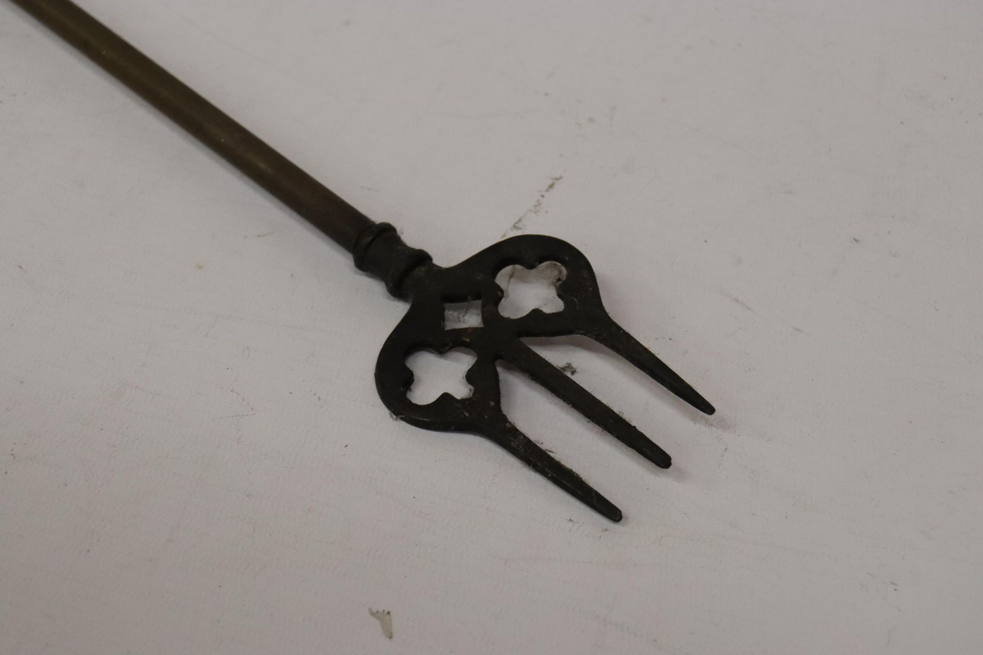 A VINTAGE BRASS TOASTING FORK - Bild 2 aus 5