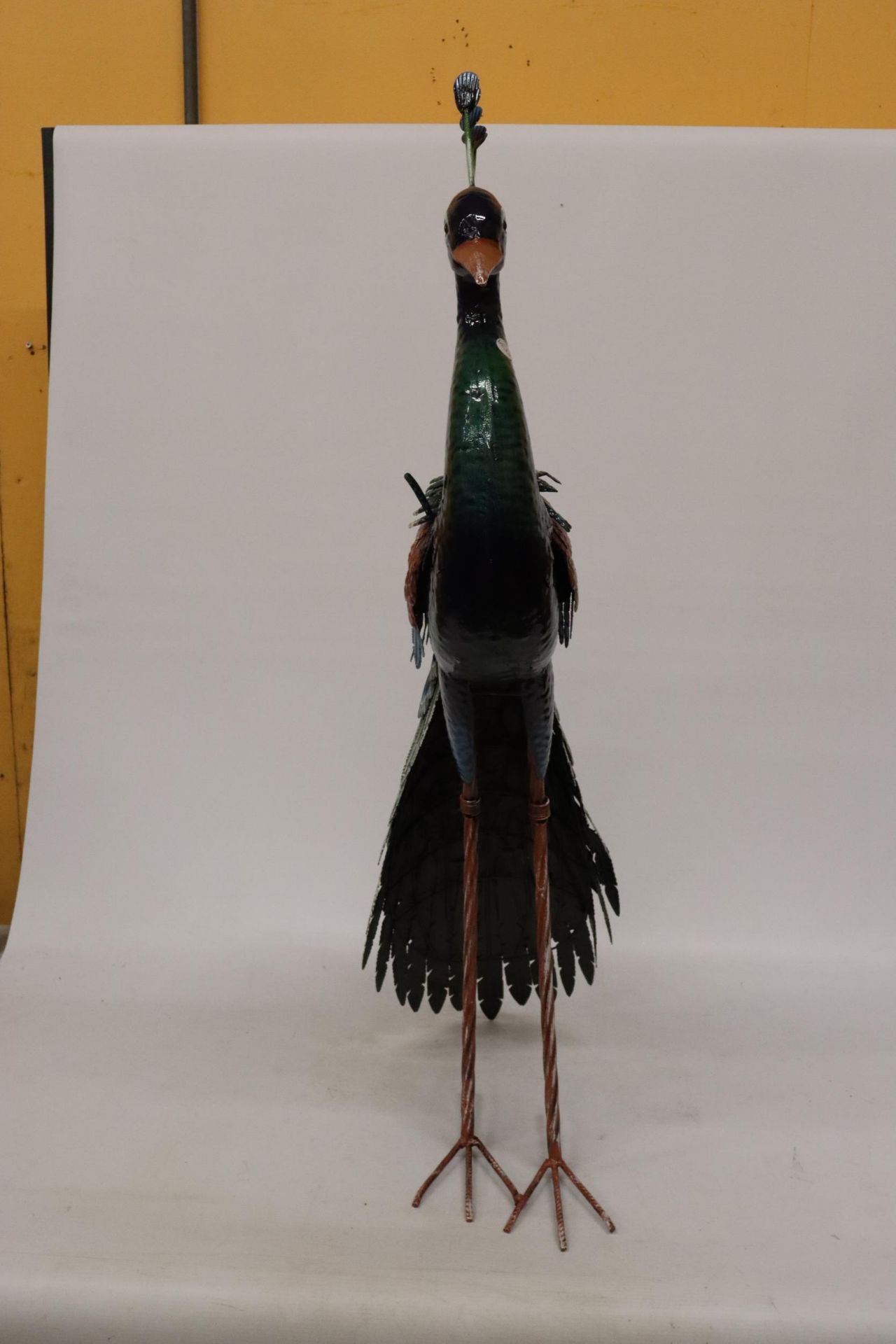 A HEAVY METAL PAINTED PEACOCK GARDEN ORNAMENT, 1 METRE HIGH - Image 2 of 8