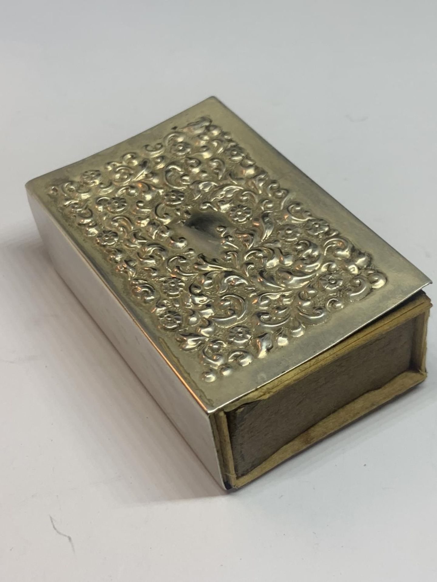 A HALLMARKED BIRMINGHAM SILVER MATCH BOX COVER - Image 2 of 6