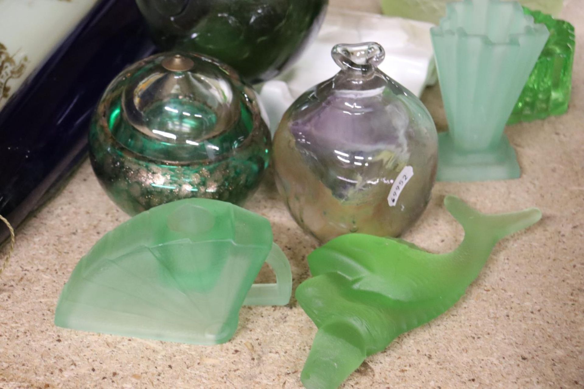 A QUANTITY OF VINTAGE GLASS TO INLCUDE TWO ROLLING PINS, GREEN GLASS VASES, ETC - Image 4 of 5