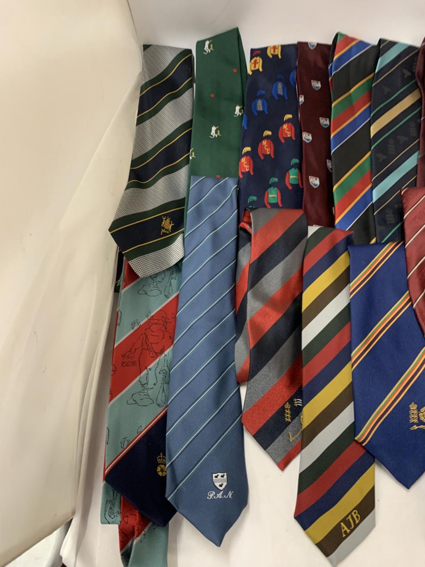 A COLLECTION OF CRICKET INTERNATIONAL AND BENEFIT TIES, MOSTLY VINTAGE - APPROX 20 IN TOTAL - Bild 2 aus 4