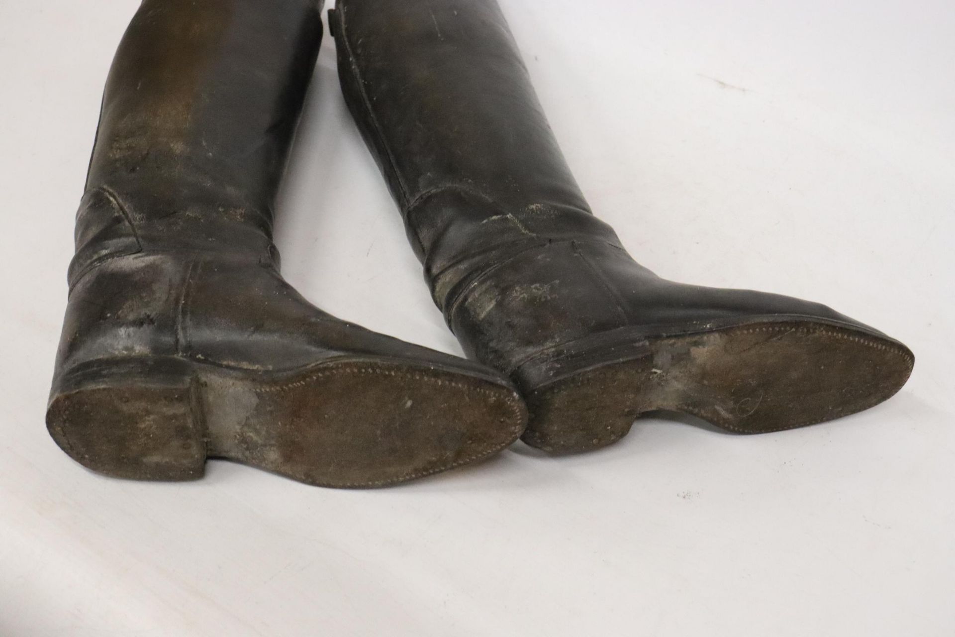 A PAIR OF VINTAGE LEATHER RIDING BOOTS WITH WOODEN BOOT TREES - Image 5 of 5