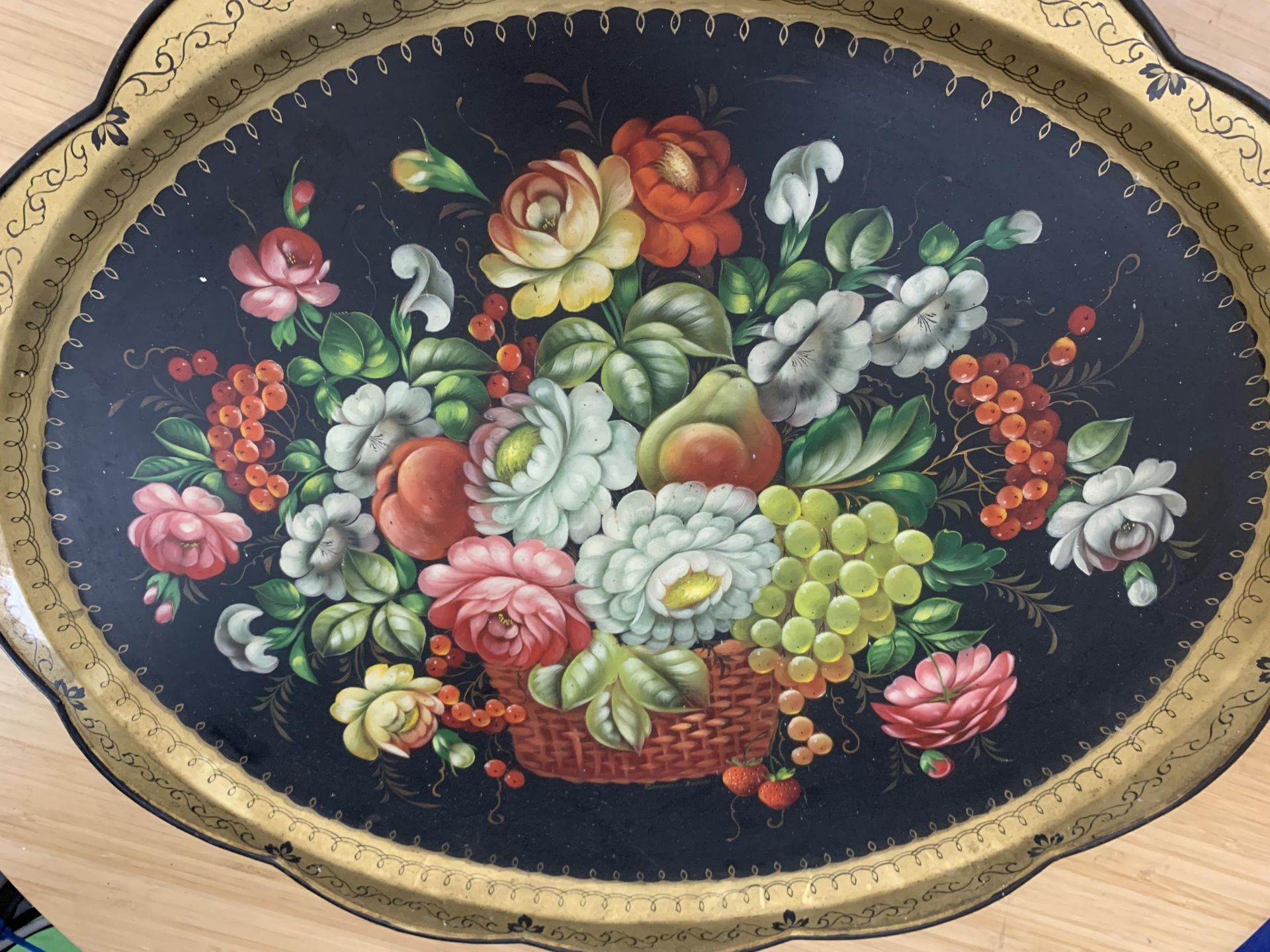 A LARGE DECORATIVE TOLEWARE TRAY, PAINTED ON STEEL SIGNED - Image 2 of 4