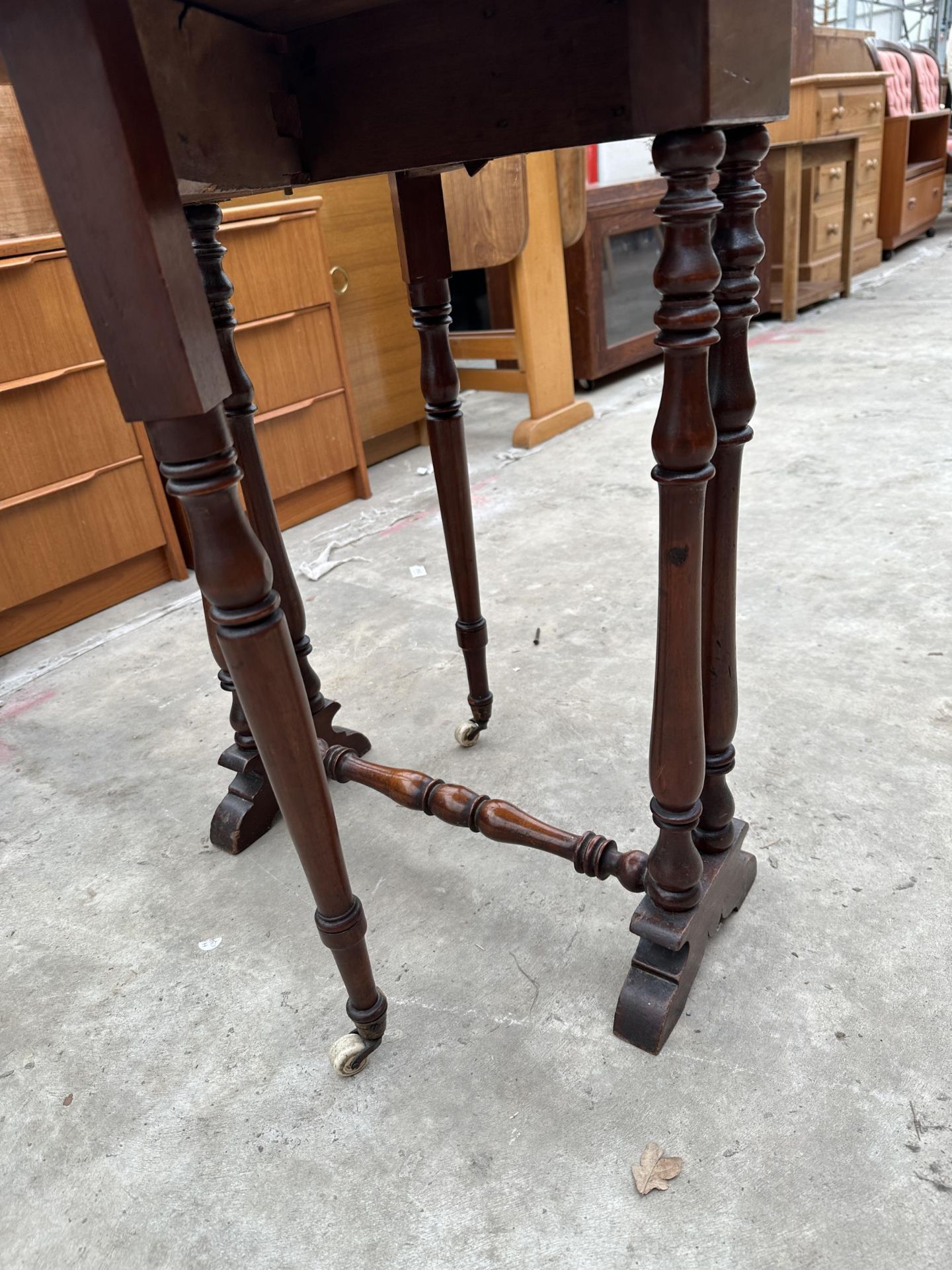 A VICTORIAN MAHOGANY SUTHERLAND TABLE ON TURNED LEGS 26.5" X 20.5" OPENED - Bild 3 aus 4