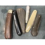 A COLLECTION OF VINTAGE PENKNIVES TO INCLUDE A LAMBSFOOT, A MOTHER OF PEARL FRUIT KNIFE WITH