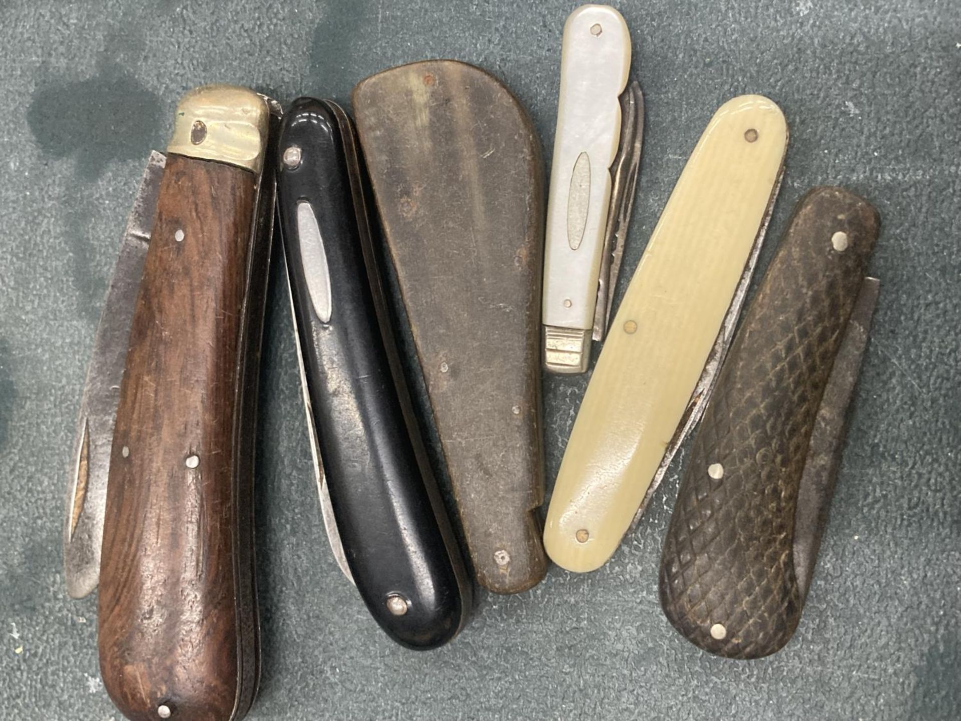 A COLLECTION OF VINTAGE PENKNIVES TO INCLUDE A LAMBSFOOT, A MOTHER OF PEARL FRUIT KNIFE WITH