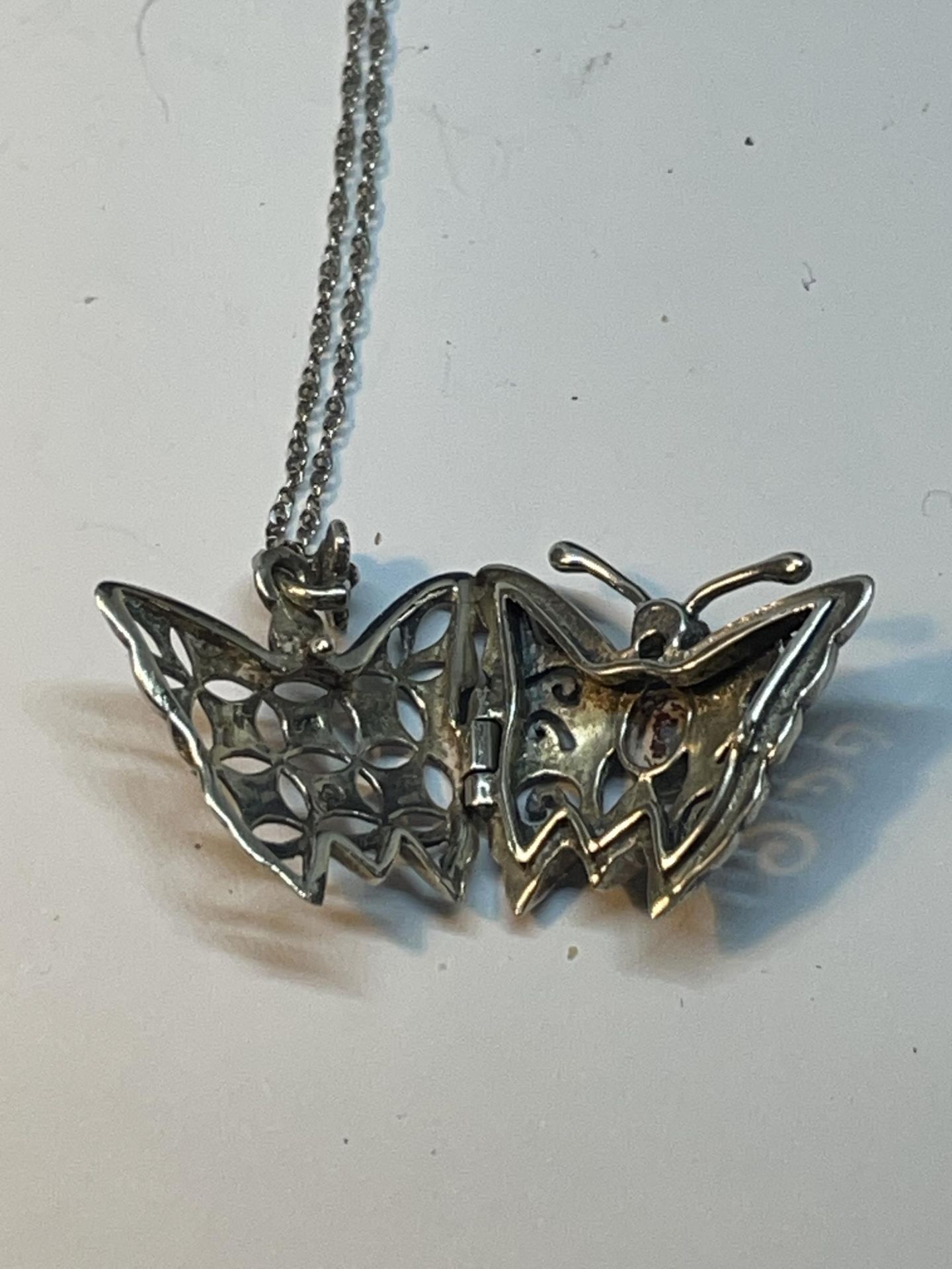 A MARKED 925 SILVER ORNATE BUTTERFLY LOCKET ON A CHAIN - Image 4 of 4