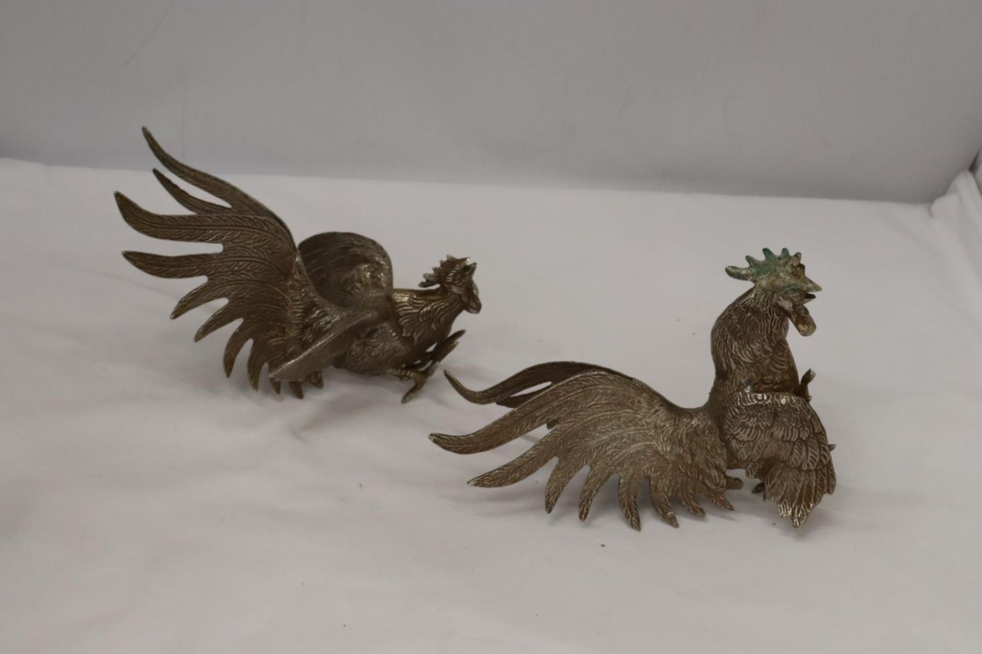 A PAIR OF VINTAGE WHITE METAL FIGHTING COCKS - Image 3 of 4