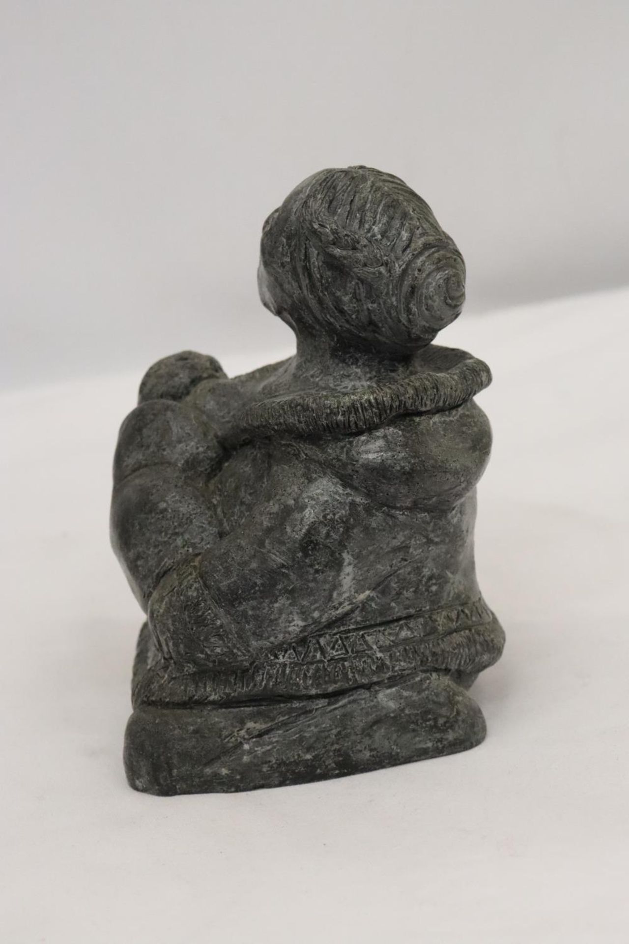 A STONE CRAFT FIGURE OF AN ESKIMO WITH CHILD - Bild 5 aus 6