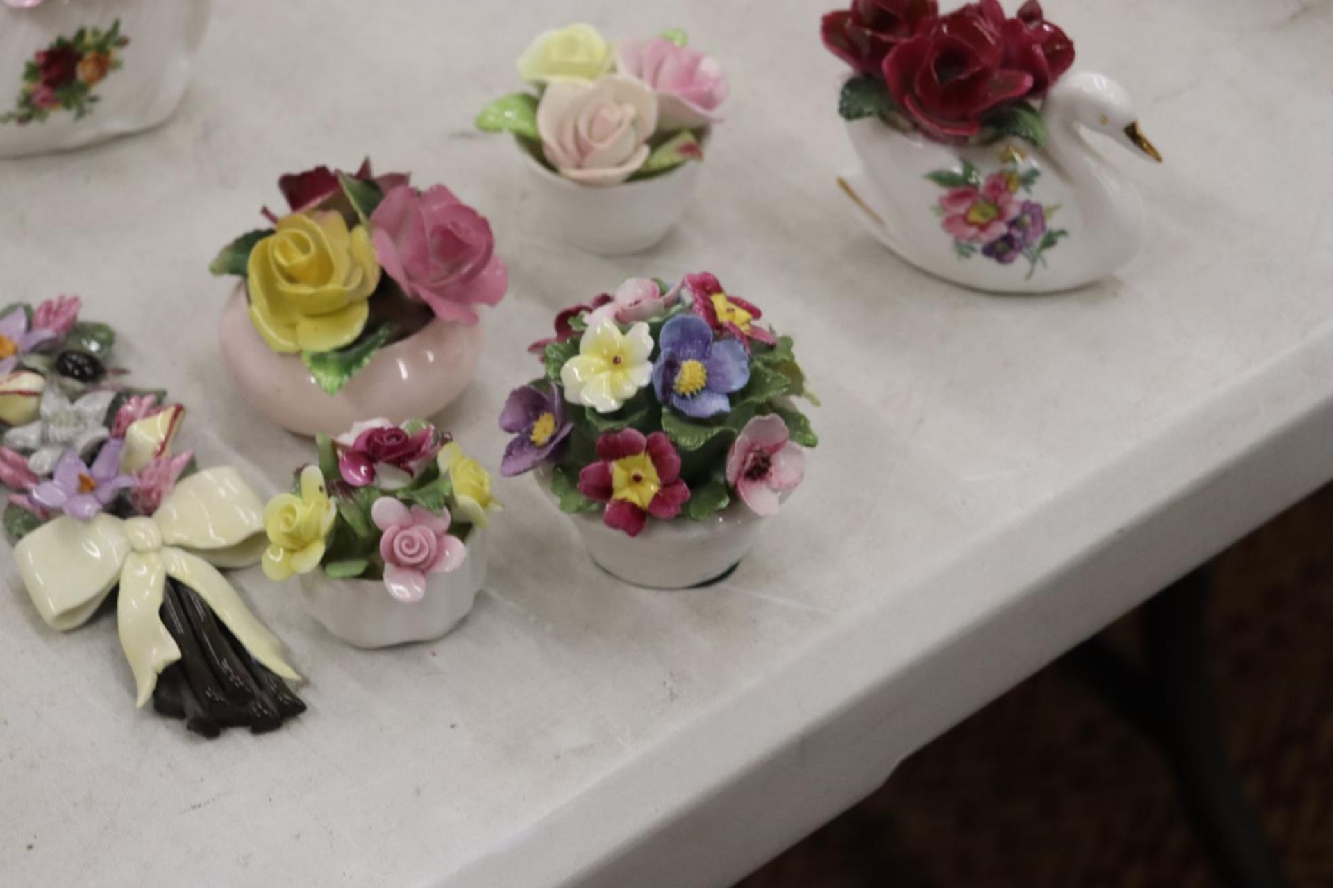 A COLLECTION OF CHINA POSIES TO INCLUDE ROYAL ALBERT 'OLD COUNTRY ROSES', COALPORT, ETC - Bild 7 aus 7
