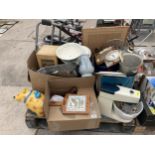 AN ASSORTMENT OF HOUSEHOLD CLEARANCE ITEMS