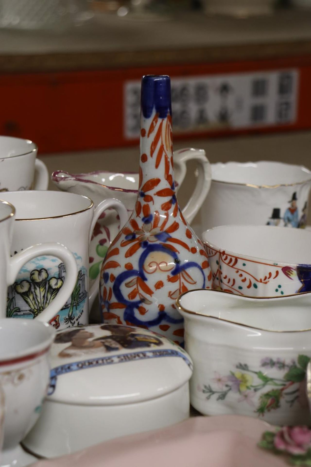 A QUANTITY OF CERAMICS TO INCLUDE COMMEMORATIVE MUGS, A GAUDY WELSH TEACUP, WEDGWOOD, ROYAL DOULTON, - Image 3 of 6