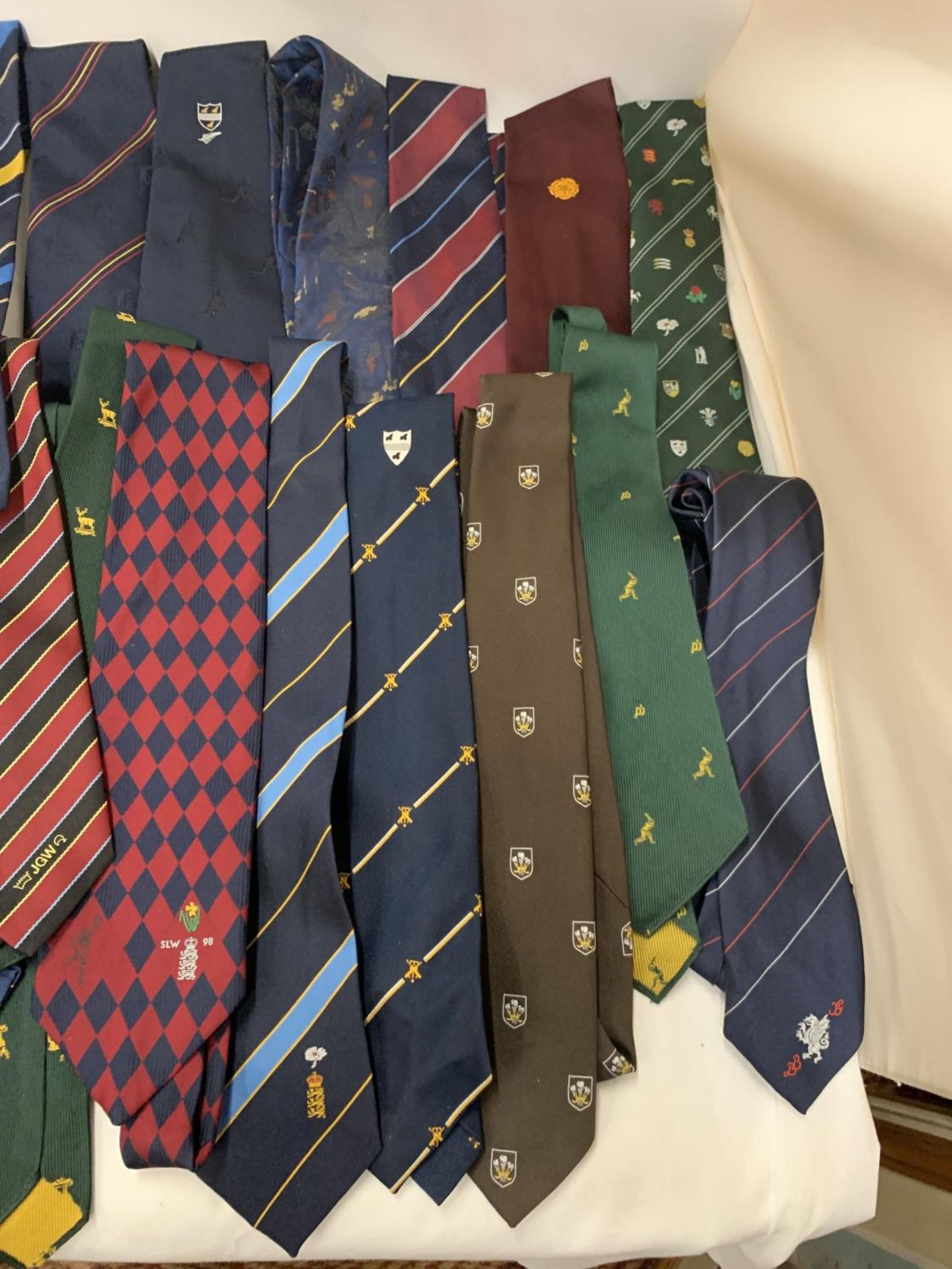 A COLLECTION OF CRICKET INTERNATIONAL AND BENEFIT TIES, MOSTLY VINTAGE - APPROX 20 IN TOTAL - Bild 4 aus 4