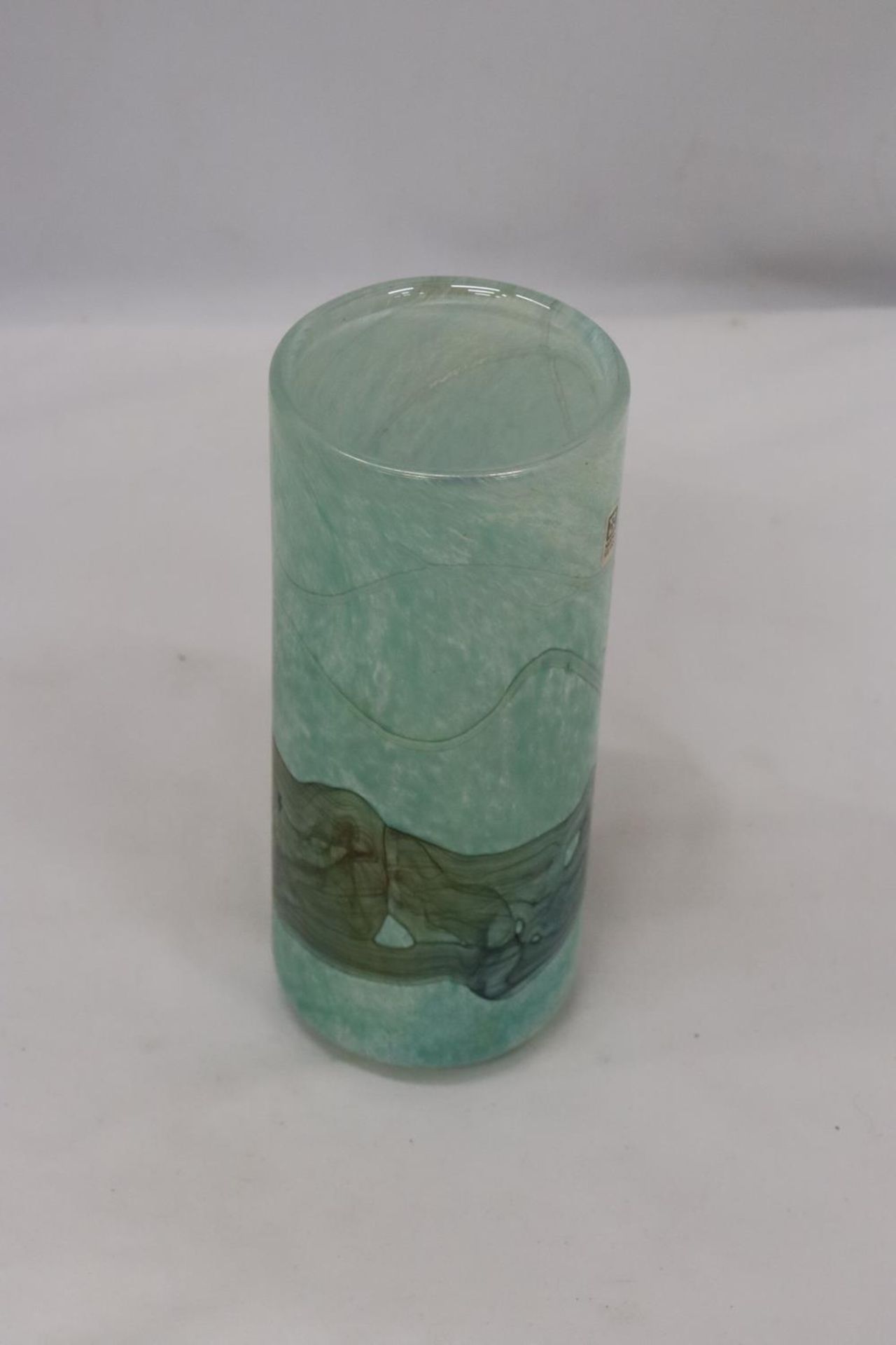 A SIGNED MEDINA GLASS VASE - Image 4 of 5