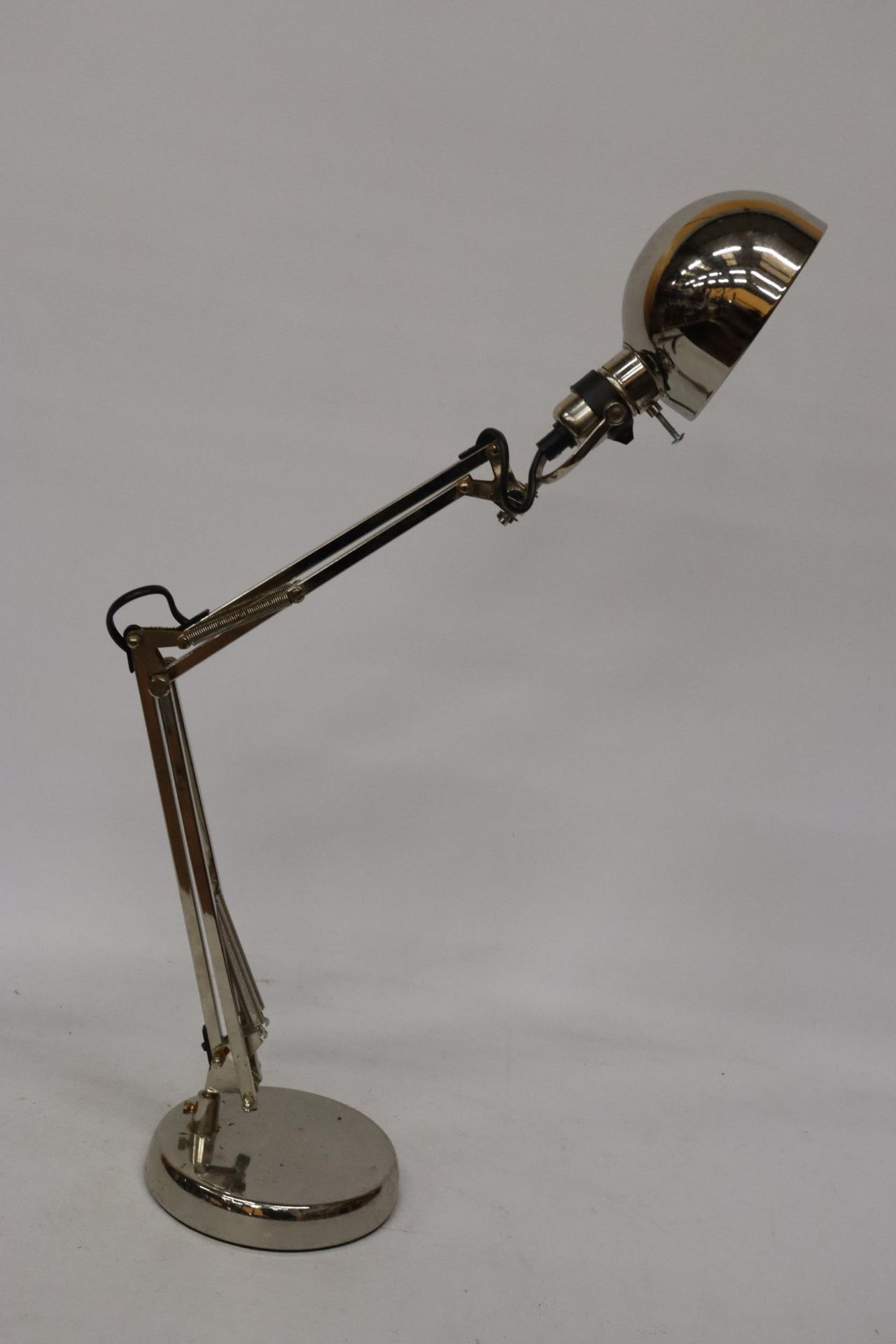 A HEAVY CHROME VINTAGE ANGLEPOISE LAMP - Image 2 of 5