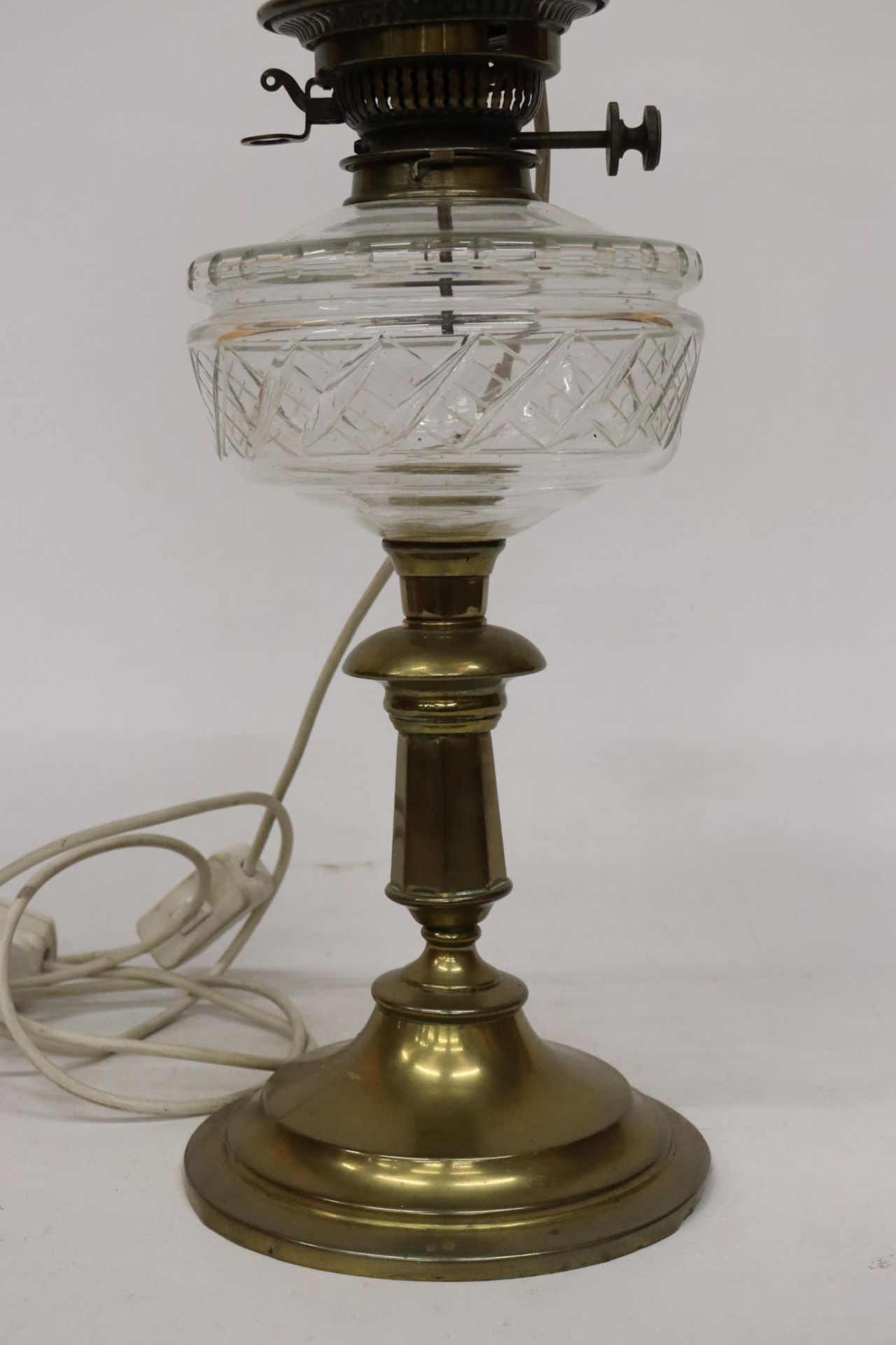 A 19TH CENTURY OIL LAMP CONVERTED TO ELECTRIC WITH A BRASS BASE, CLEAR CUT GLASS RESERVOIR, MILK - Image 8 of 8