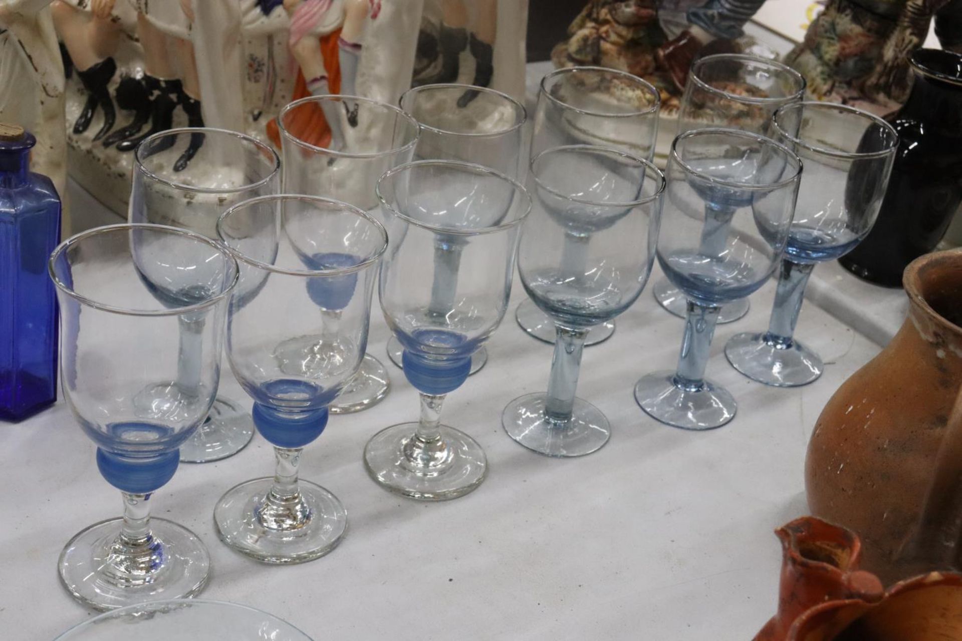 VARIOUS BLUE GLASS ITEMS TO INCLUDE GLASSES, BOWL AND BOTTLE - Image 7 of 8