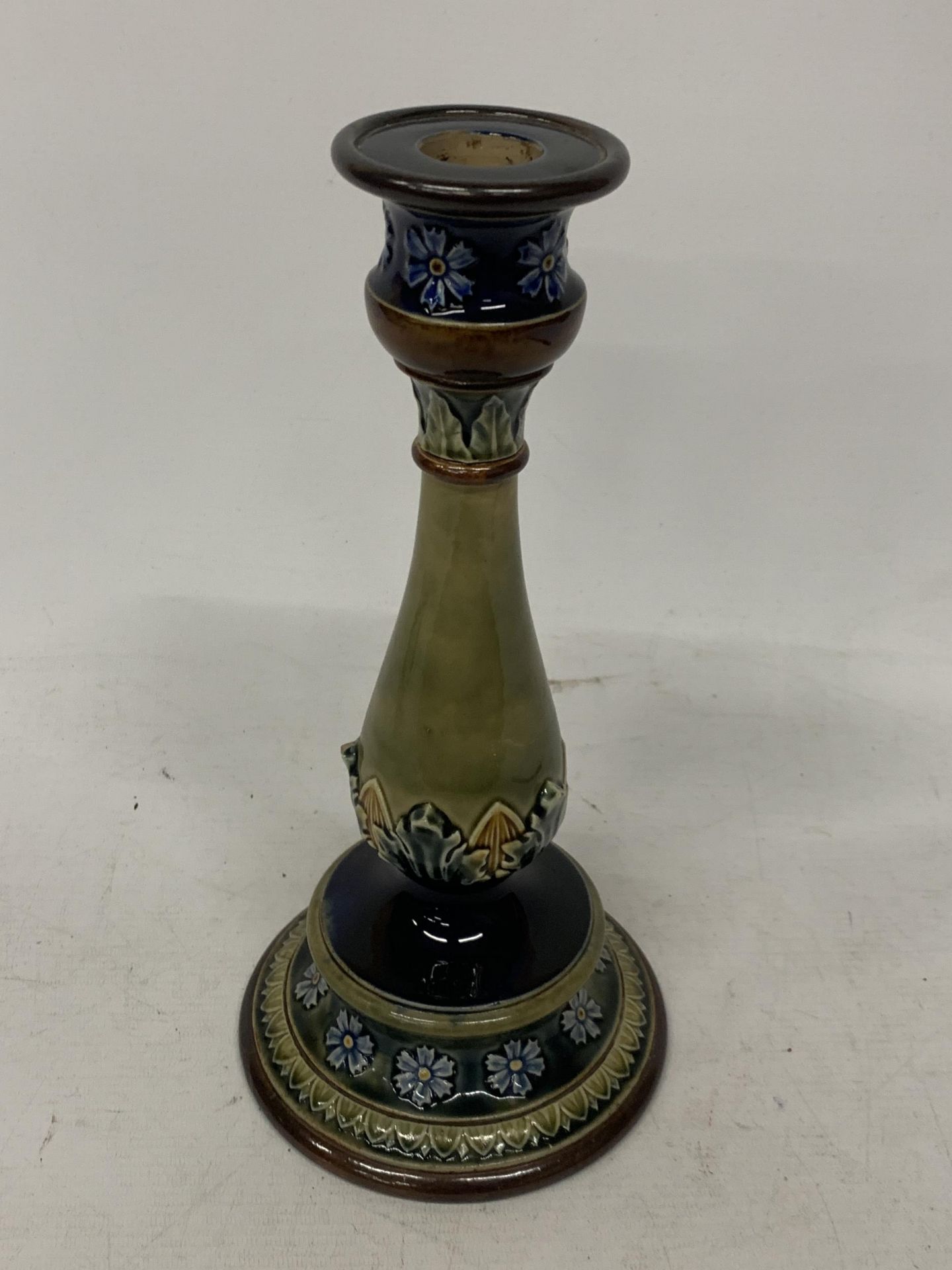 A LATE 19TH/EARLY 20TH CENTURY DOULTON LAMBETH STONEWARE CANDLESTICK - Bild 2 aus 3