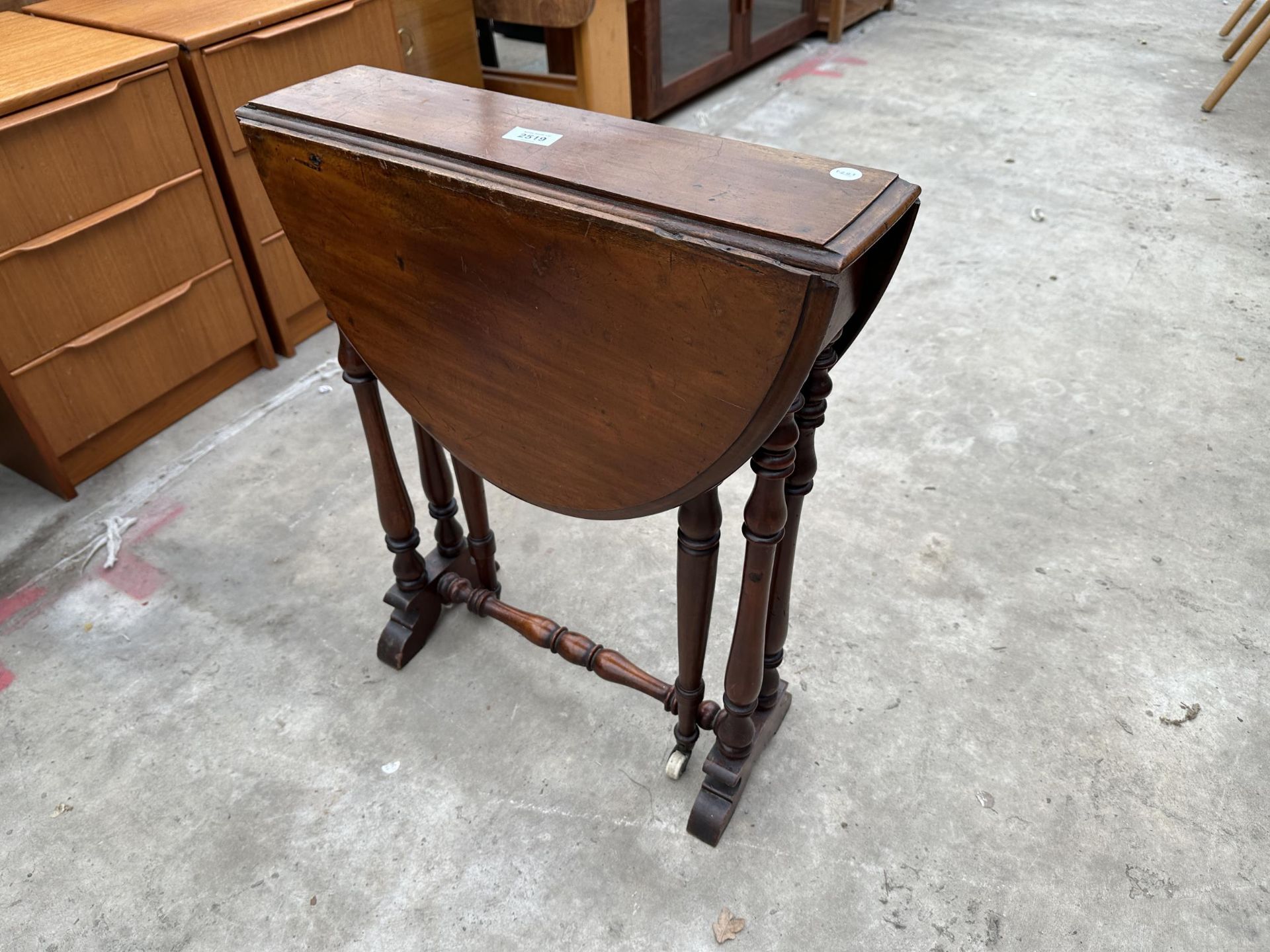 A VICTORIAN MAHOGANY SUTHERLAND TABLE ON TURNED LEGS 26.5" X 20.5" OPENED - Bild 4 aus 4