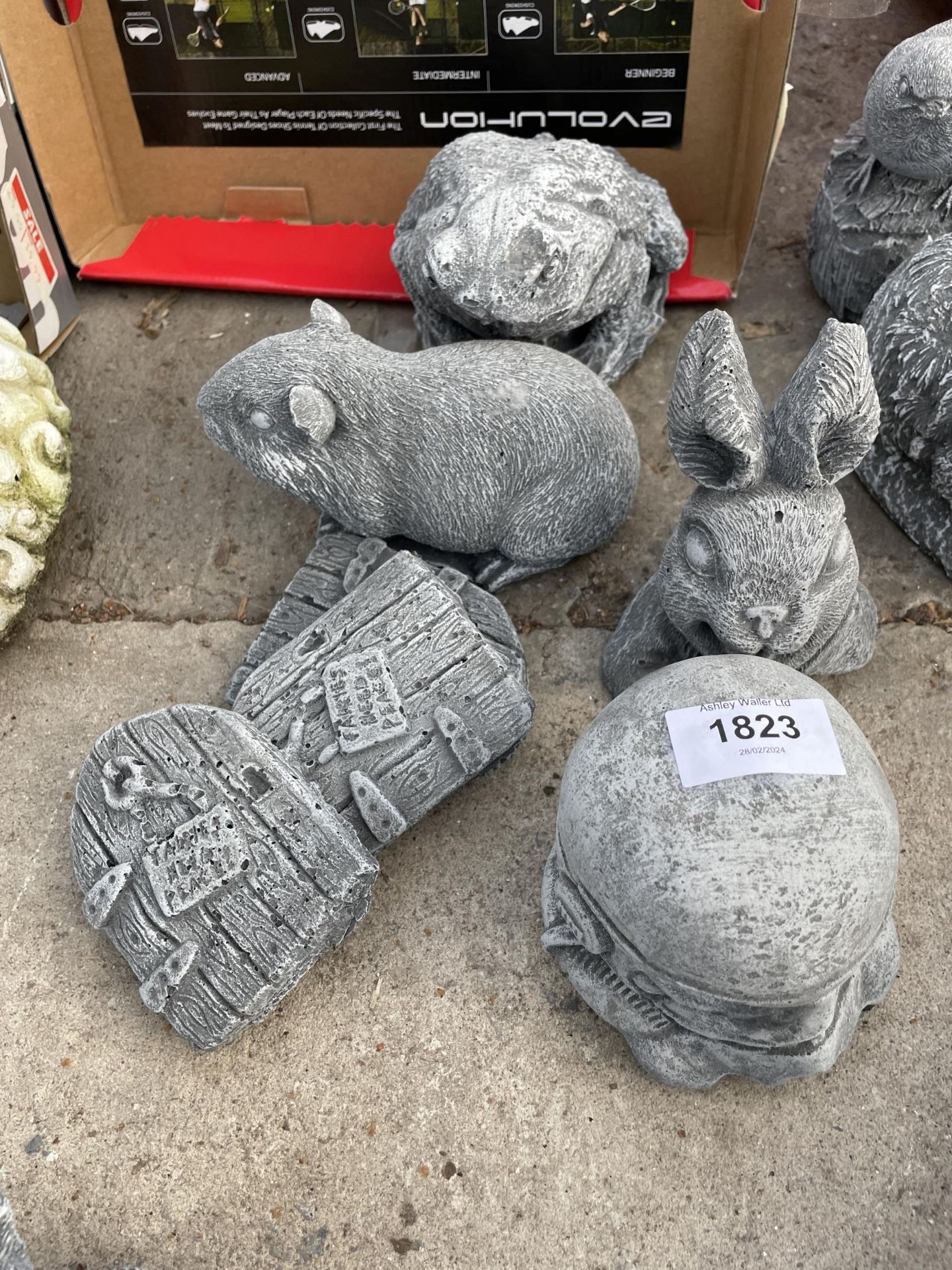 FIVE VARIOUS SMALL CONCRETE GARDEN FIGURES TO INCLUDE DARTH VADER AND A FROG ETC