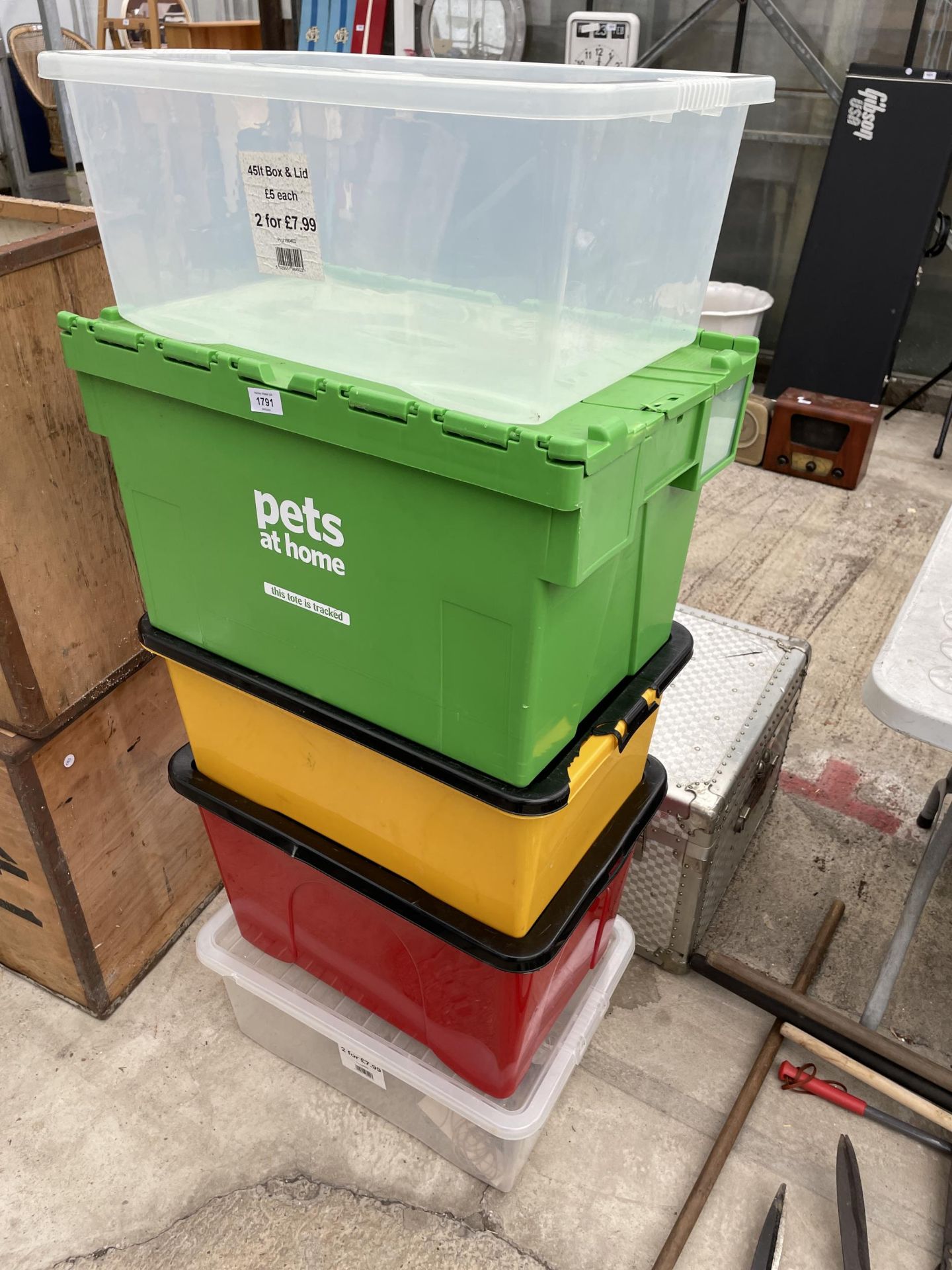 A QUANTITY OF PLASTIC LIDDED STORAGE BOXES