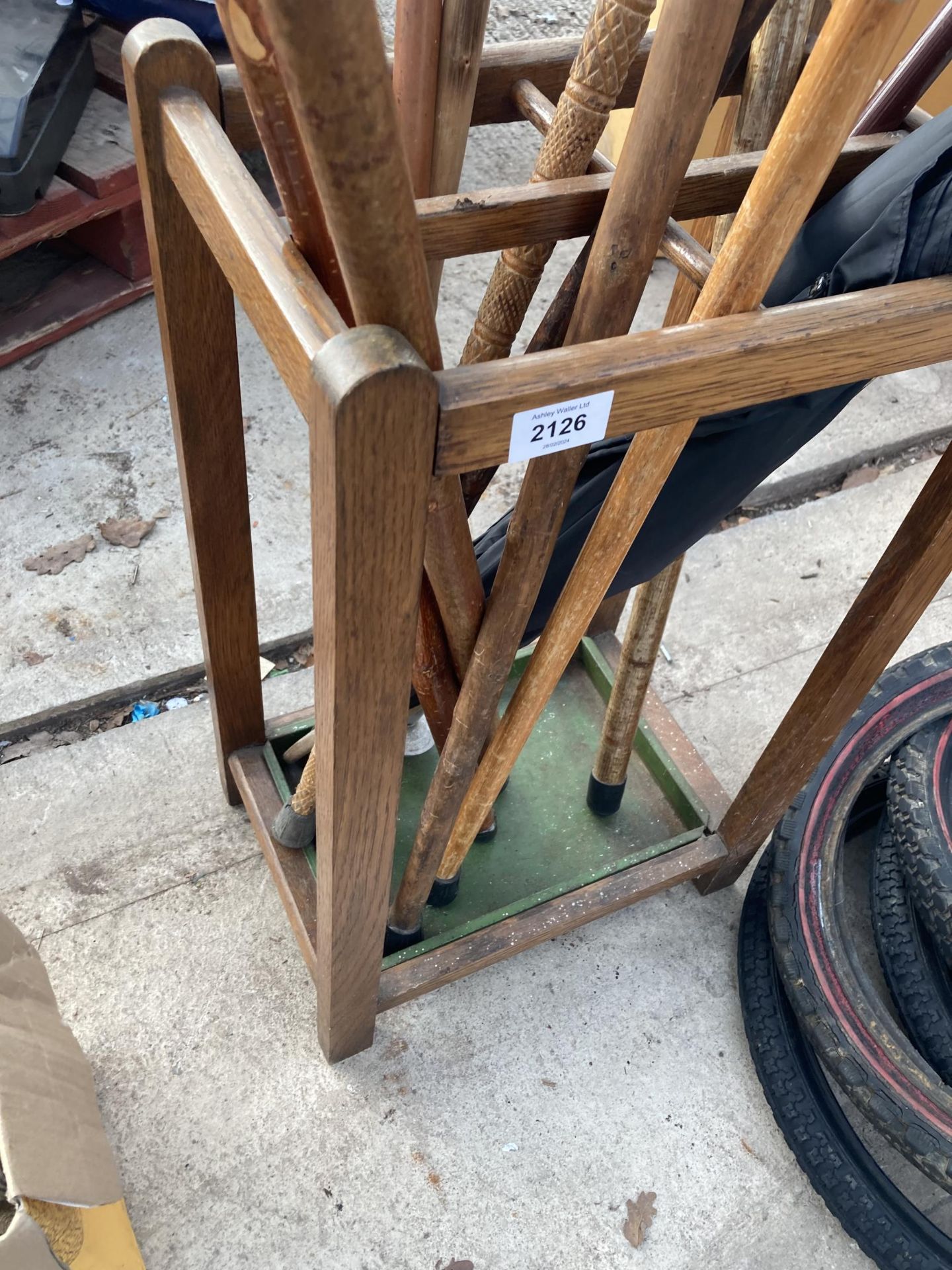 AN OAK STICK STAND WITH AN ASSORTMENT OF UMBRELLAS AND WALKING STICKS TO INCLUDE ONE WITH A SILVER - Image 3 of 3