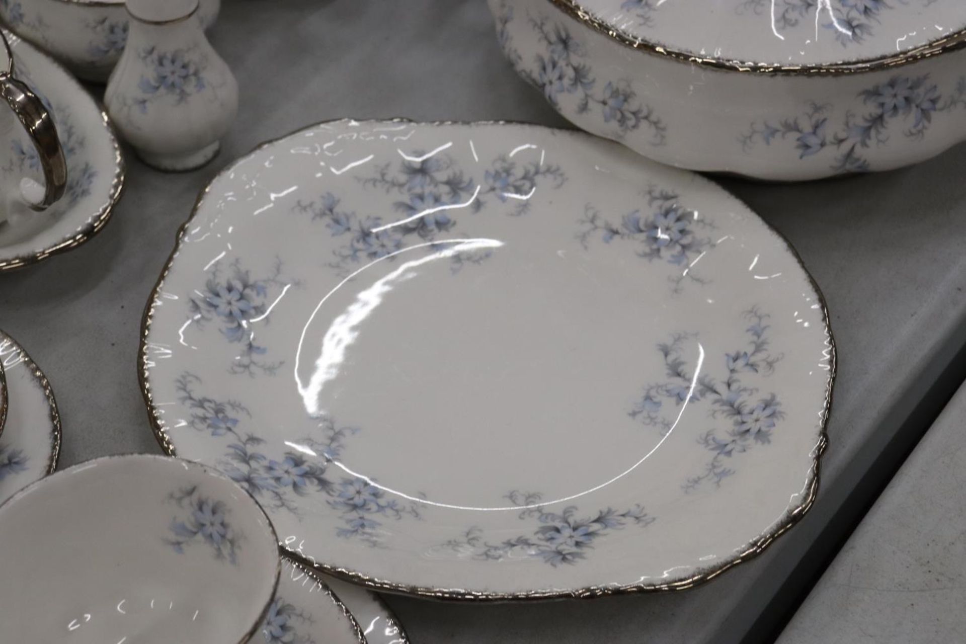 A PARAGON 'BRIDES CHOICE' DINNER SERVICE TO INCLUDE SIX OF EACH, DINNER, SALAD, SIDE PLATES, CUPS - Image 7 of 12