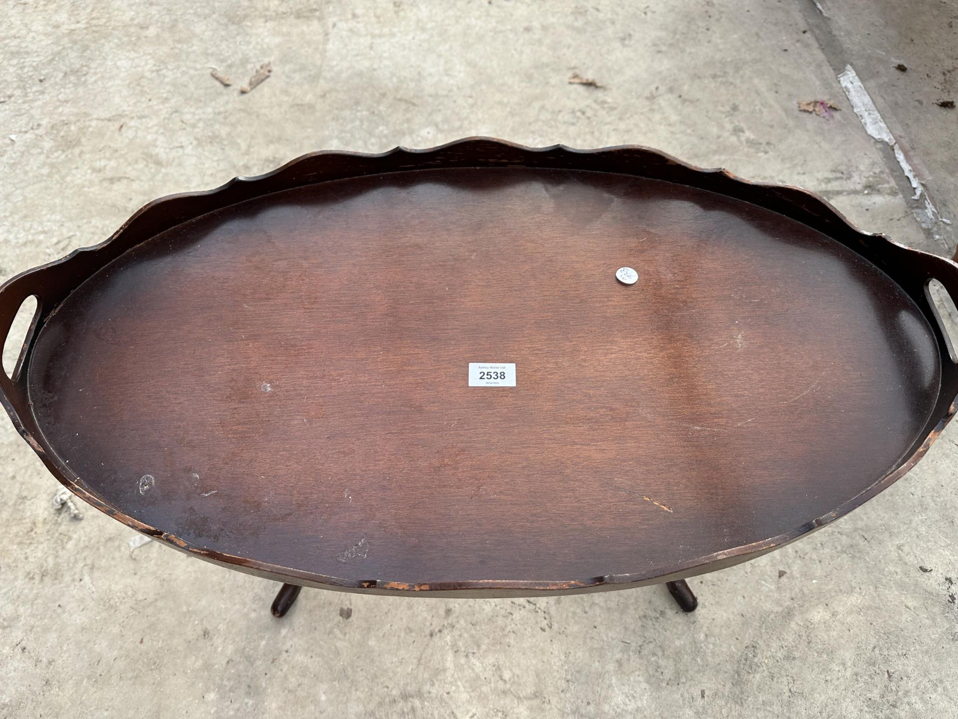 AN OVAL OCCASIONAL TABLE WITH CARRYING HANDLE ON A PEDESTAL FRAME - Image 2 of 3
