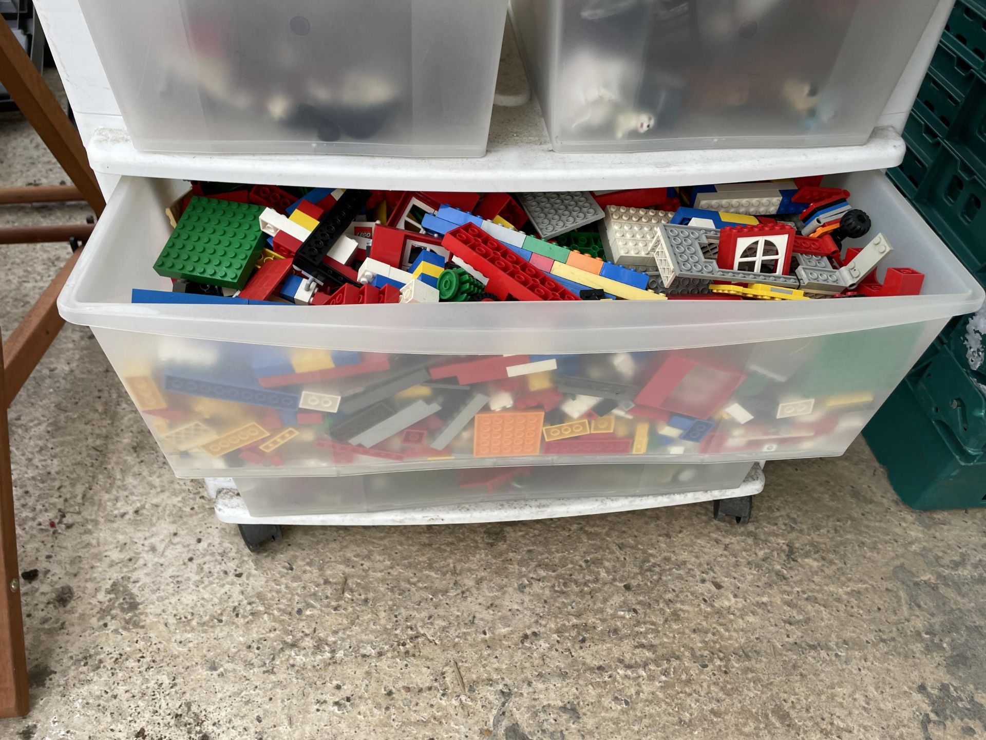 A PLASTIC STORAGE DRAWER UNIT WITH AN ASSORTMENT OF LEGO, XBOX GAMES AND OTHER TOYS ETC - Bild 5 aus 7
