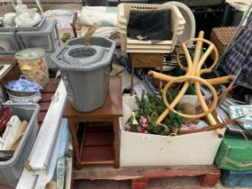 AN ASSORTMENT OF HOUSEHOLD CLEARANCE ITEMS