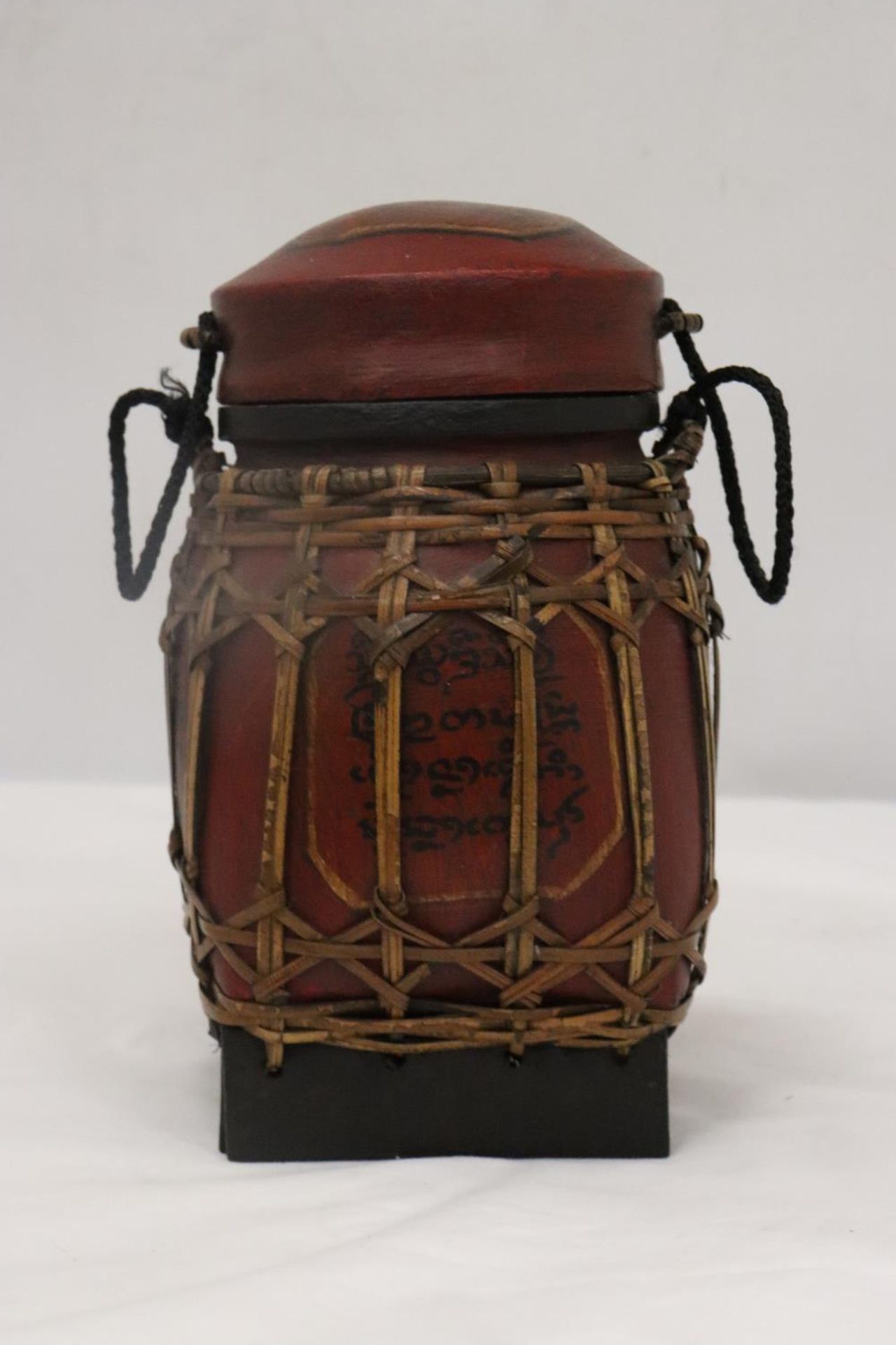 A PAPIER MACHE LIDDED POT, HEIGHT 20CM