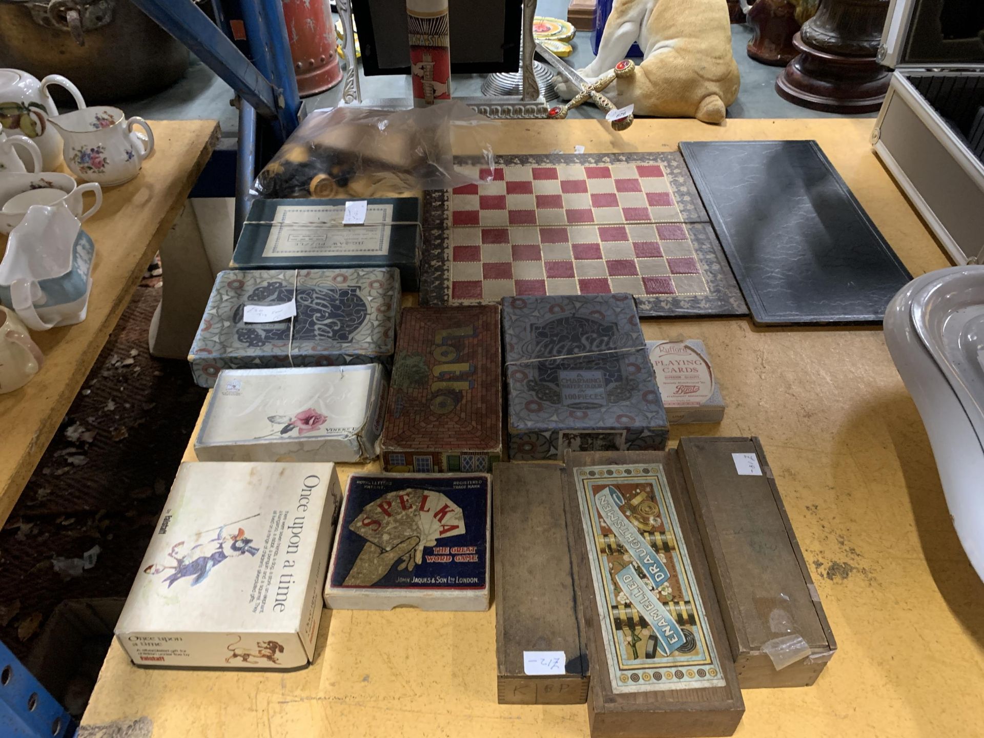 A COLLECTION OF VINTAGE JIGSAWS AND GAMES